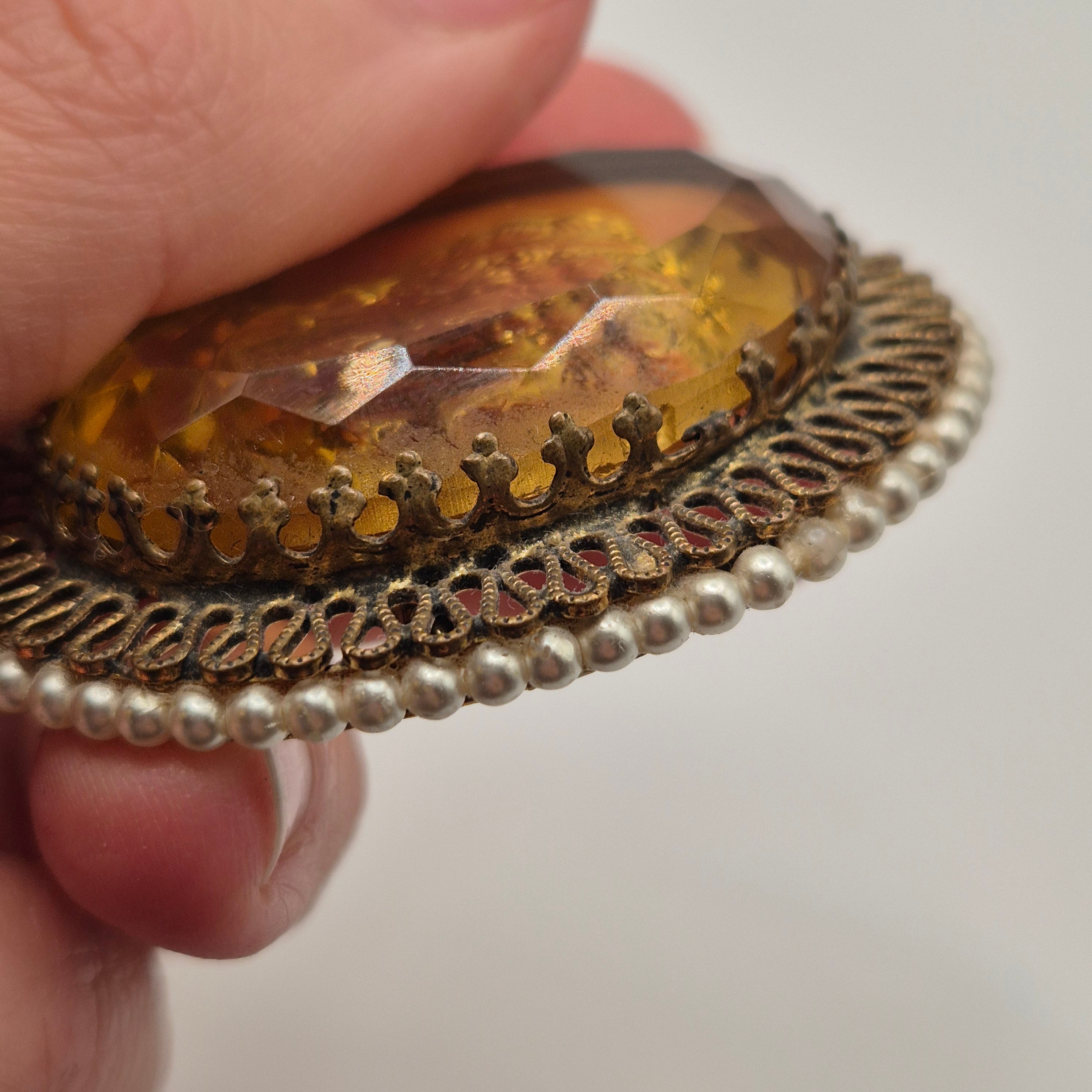 Große alte Glas Brosche mit Damenrelief Cameo Brosche Verschluss wackelig 5x6cm