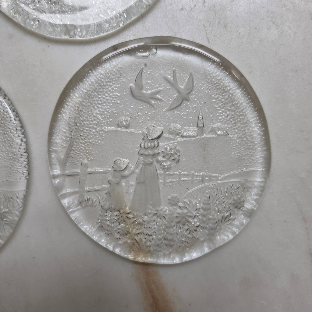 Vintage Glasuntersetzer Set 6-teilig – Feines Relief-Motiv mit Vögeln & ländlicher Szenerie
