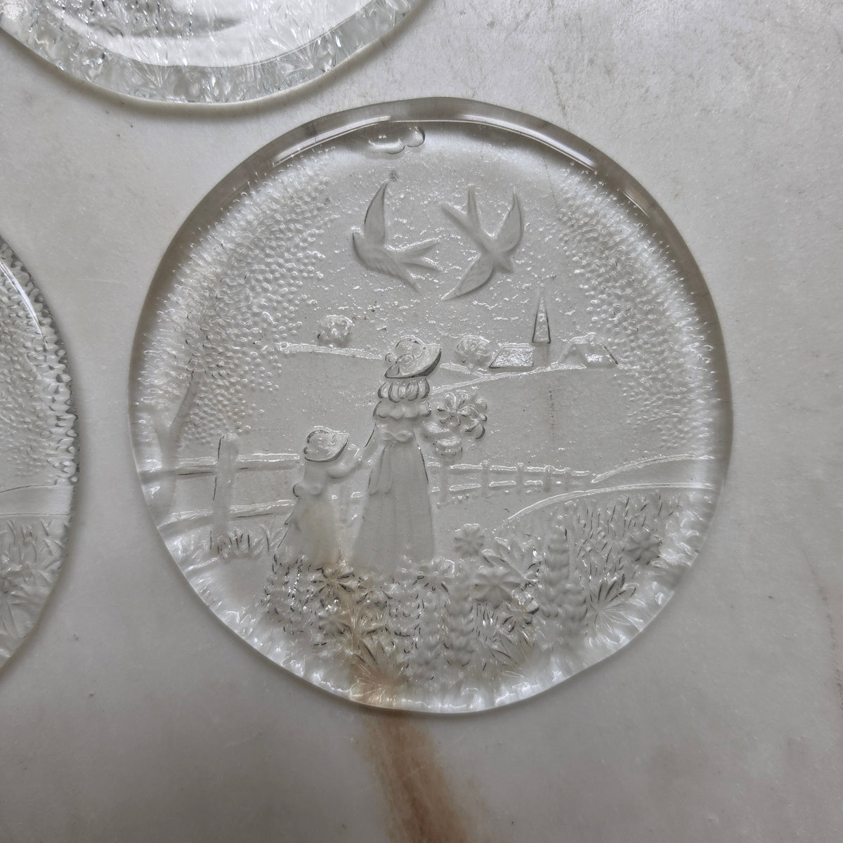 Vintage Glasuntersetzer Set 6-teilig – Feines Relief-Motiv mit Vögeln & ländlicher Szenerie
