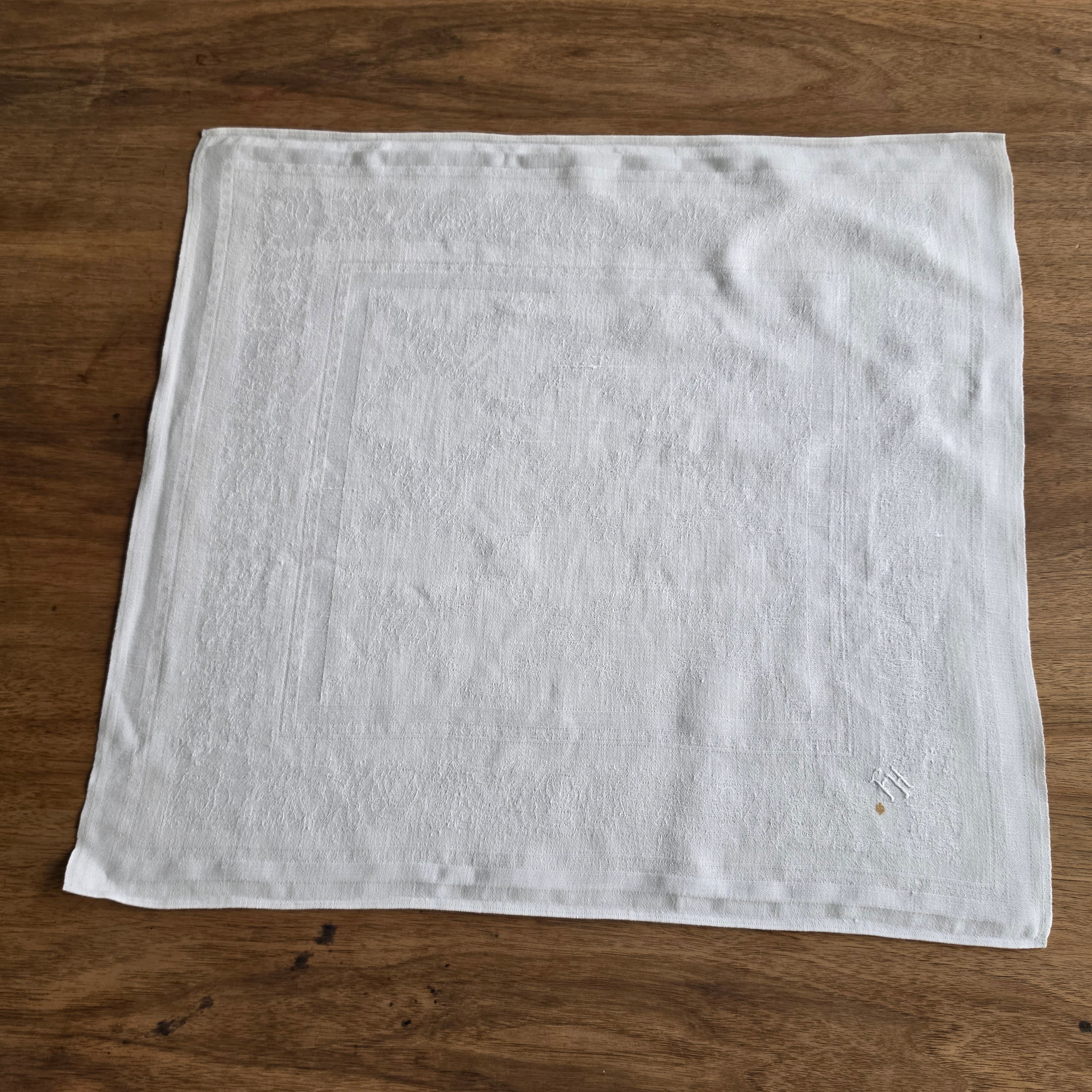 Antike Damast-Serviette mit handgesticktem Monogramm „F.H.“ – Nostalgischer Charme für deine Tafel 55x51cm
