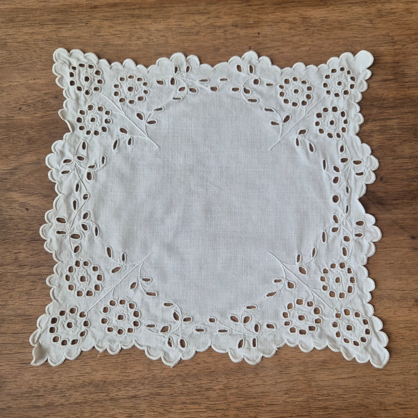 Antikes kleines Zierdeckchen weiß bestickt Baumwolle 28x28cm