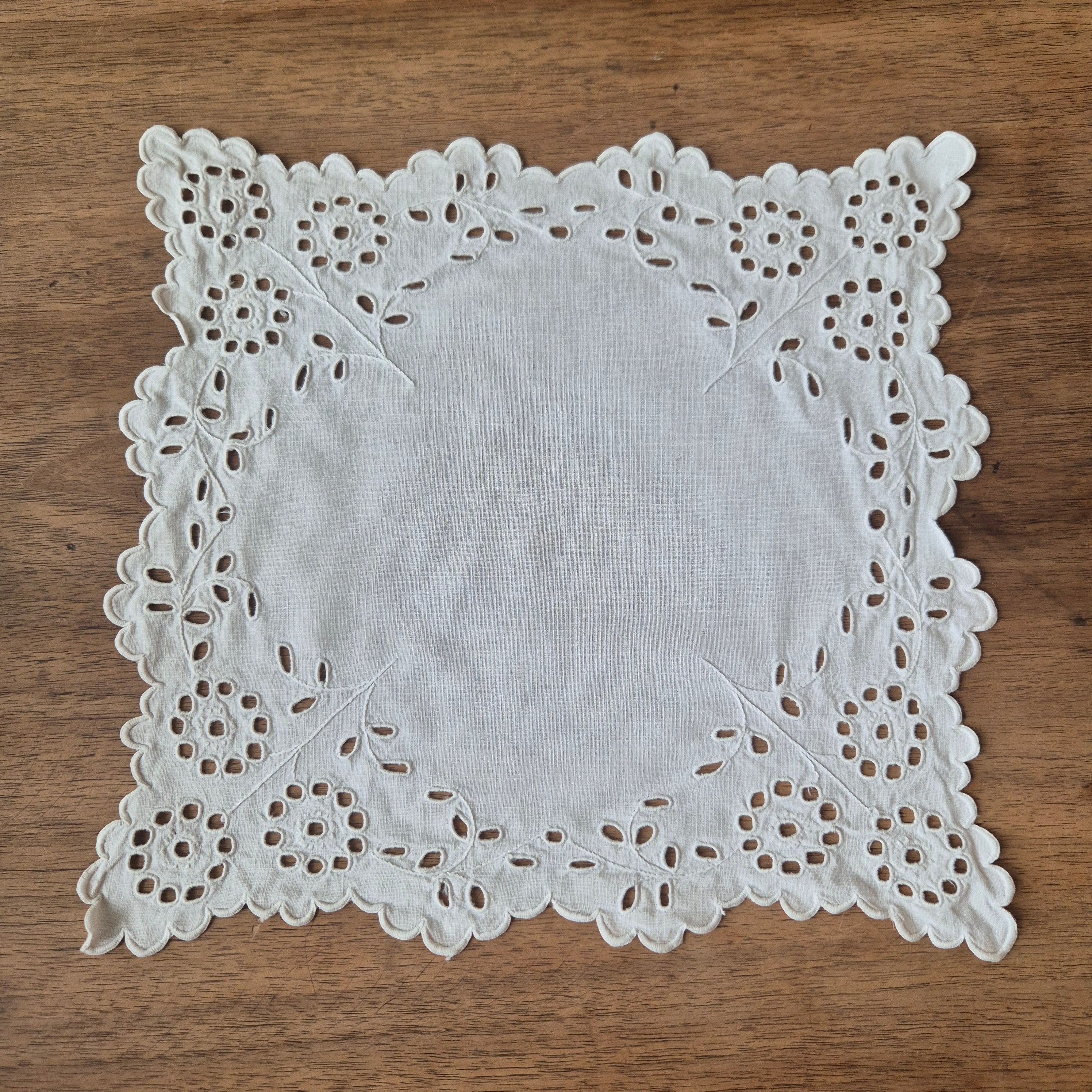 Antikes kleines Zierdeckchen weiß bestickt Baumwolle 28x28cm