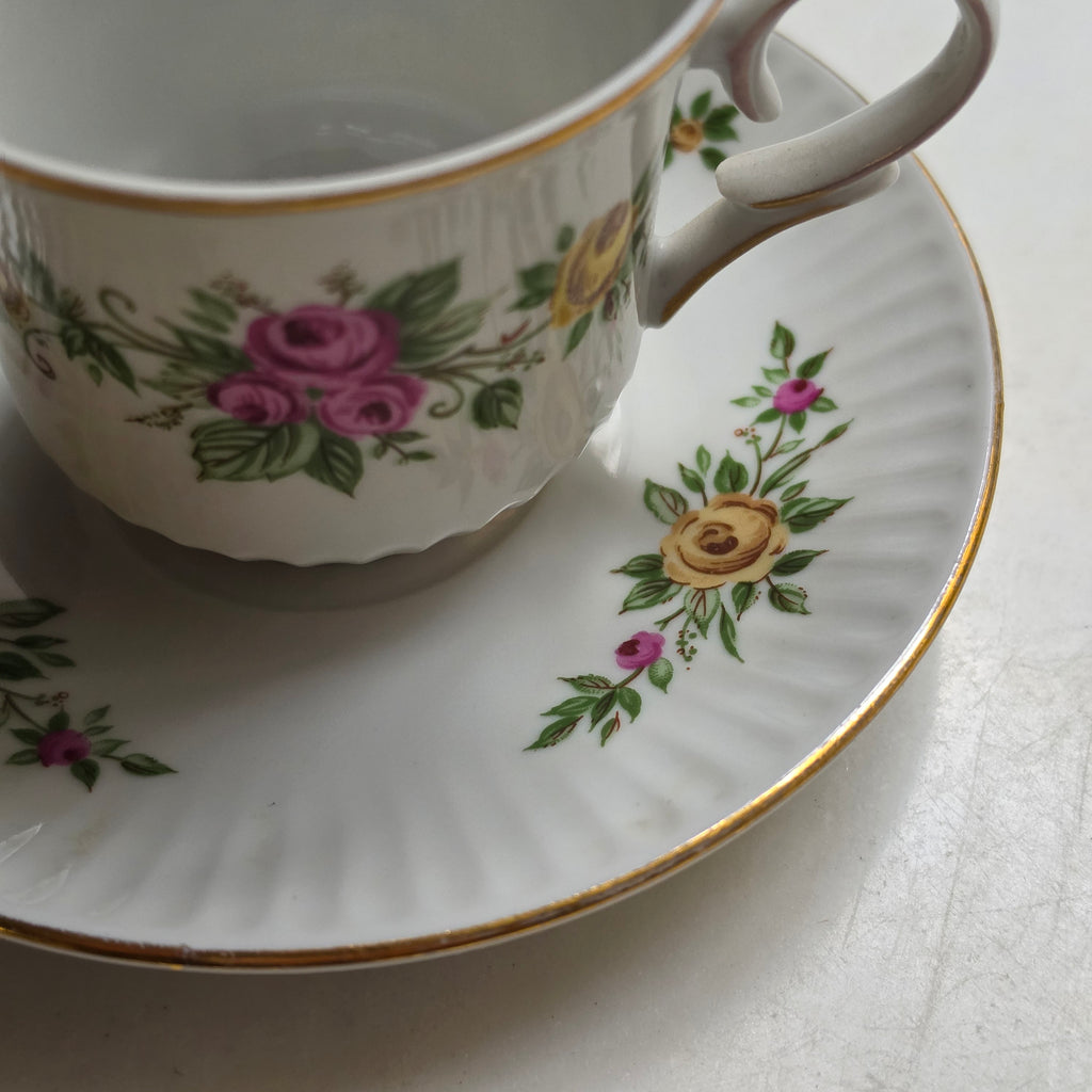 Vintage Freiberger Porzellan Sammeltasse mit Untersetzer – Romantisches Rosen-Dekor & Goldrand DDR / GDR