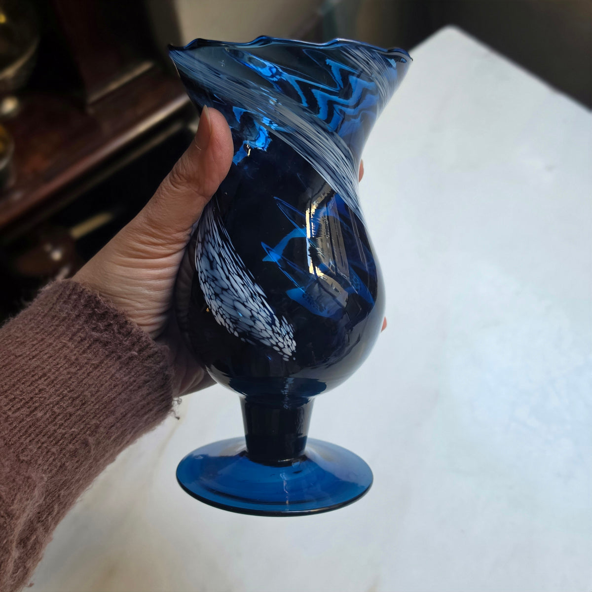 Mundgeblasene Kunstglas-Vase in Cobaltblau – Elegantes Wirbel-Design