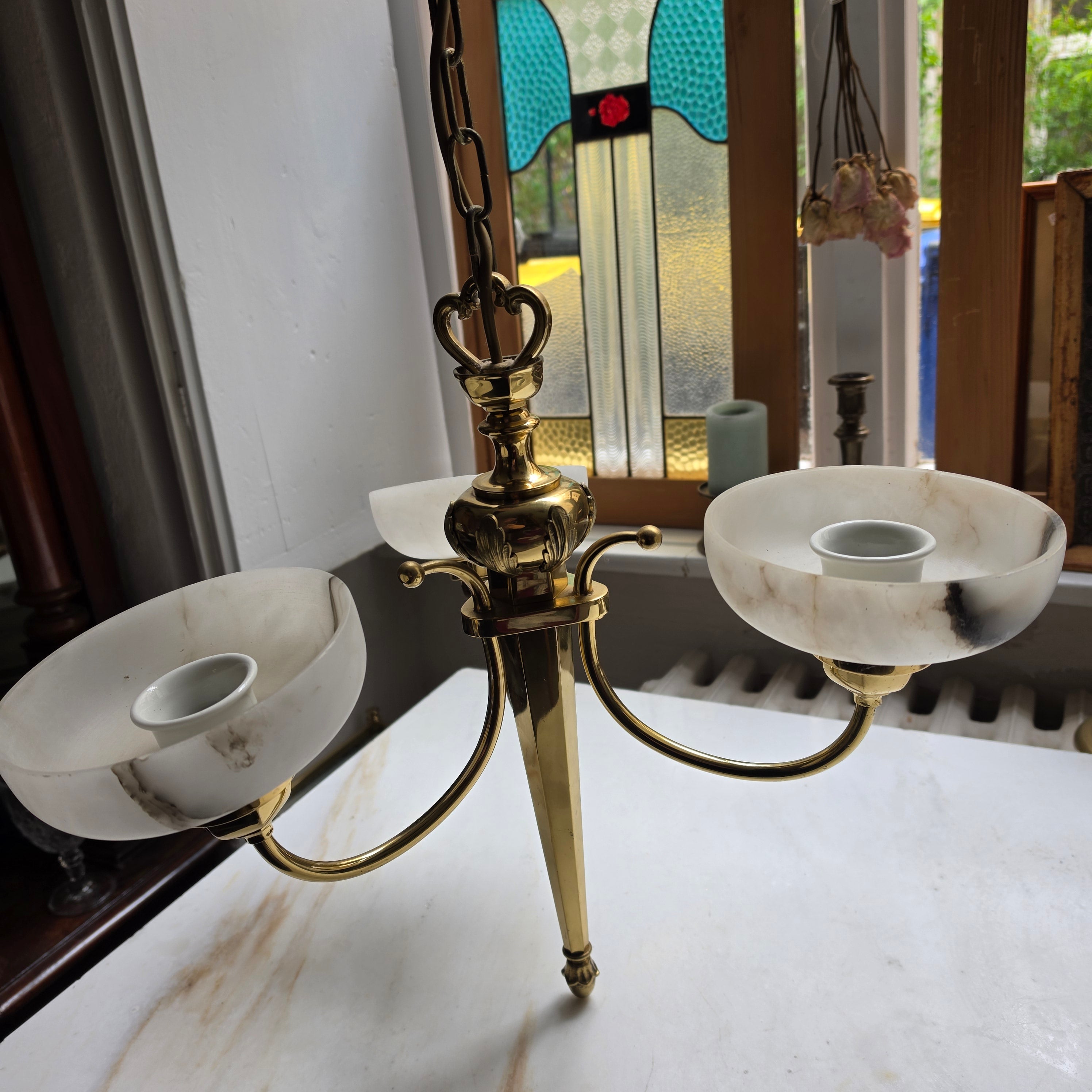 Art Jugendstil Deckenlampe - 3-armig mit Marmoroptik Glasschalen und Messing