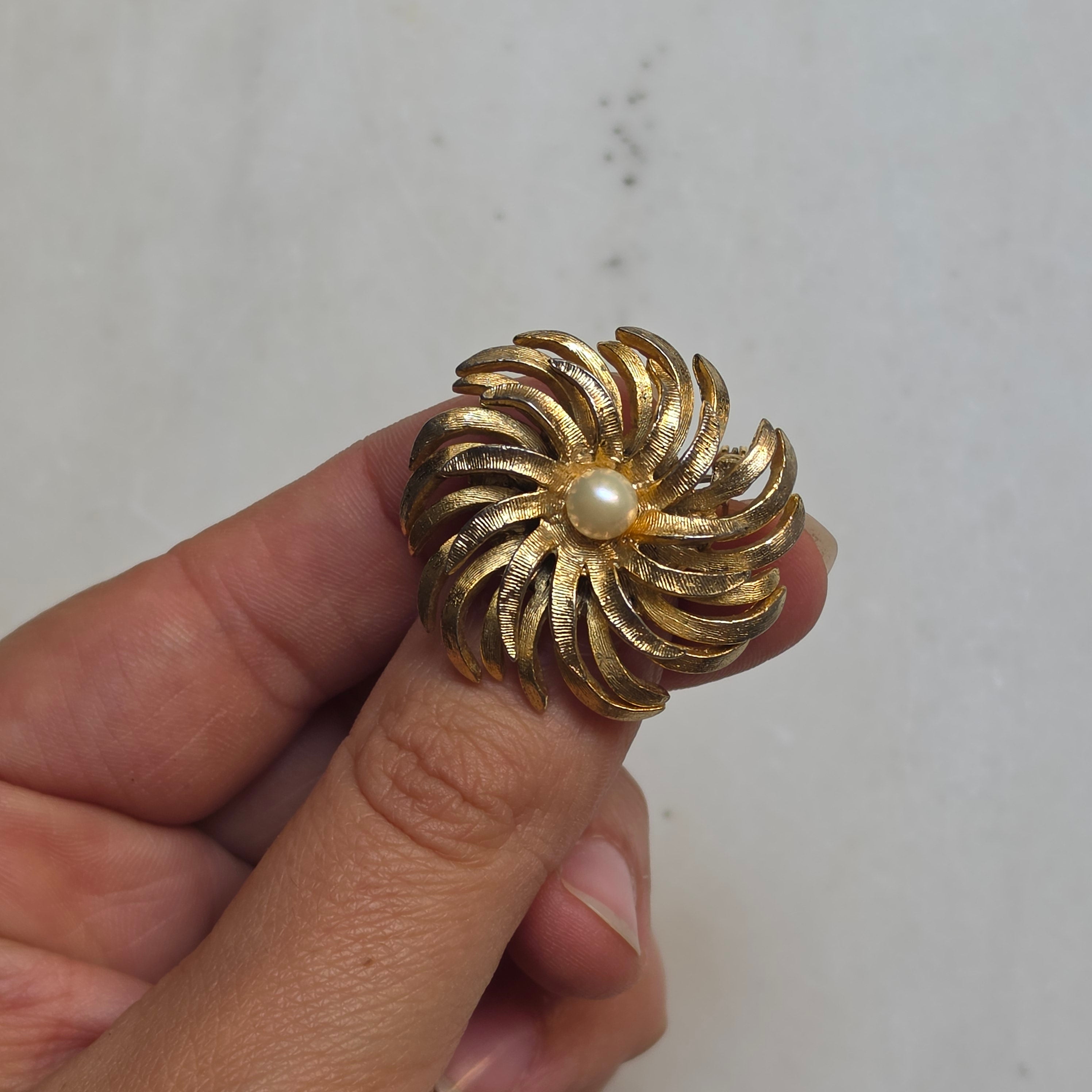 Vintage-Eleganz: Goldene Perlen-Brosche im Wirbel-Design 60er Jahre