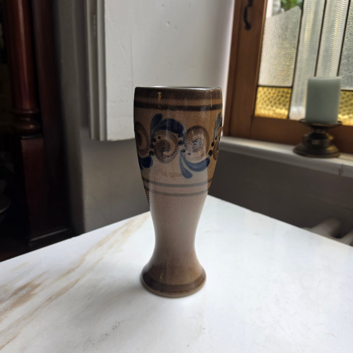 Handgemachte Vintage-Keramikvase mit blauer Ritzdekor-Malerei - Bier