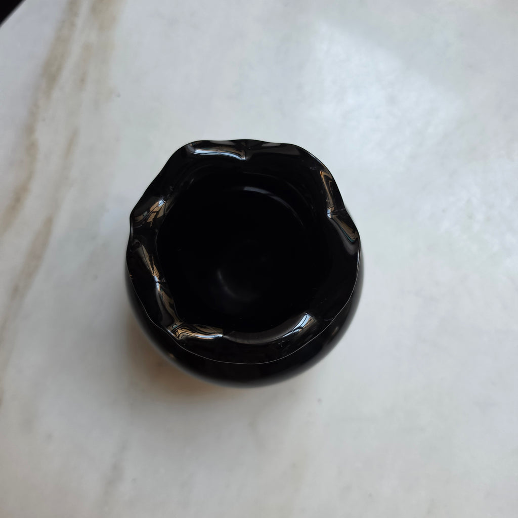 Eleganter Vintage-Mini-Vase aus Schwarzem Glas - Mundgeblasen mit gewelltem Rand