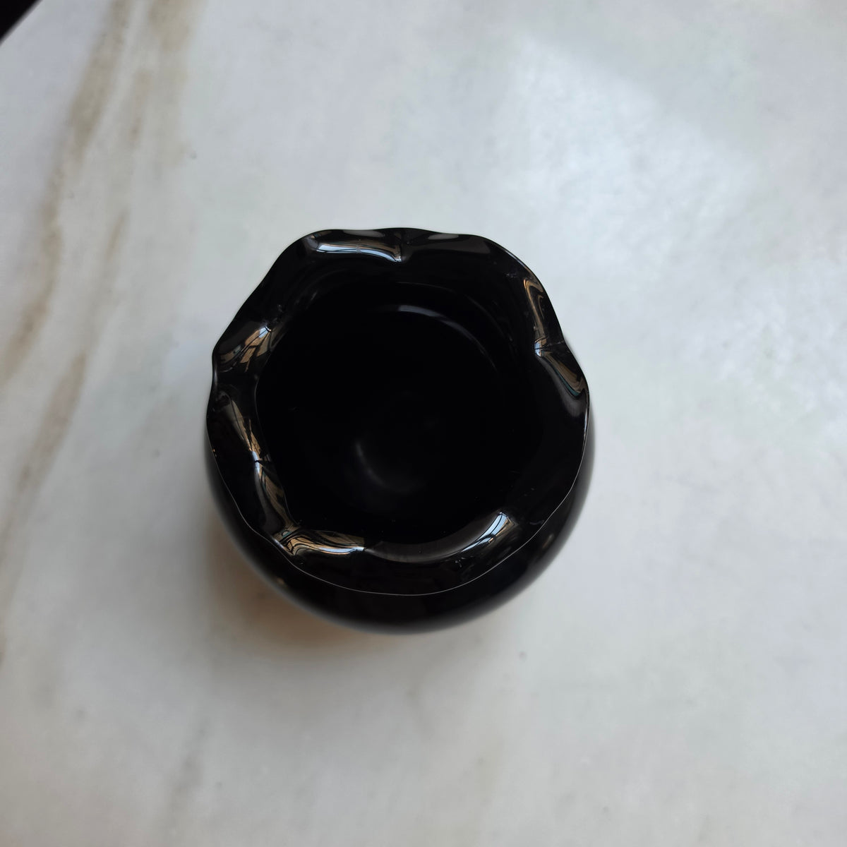 Eleganter Vintage-Mini-Vase aus Schwarzem Glas - Mundgeblasen mit gewelltem Rand