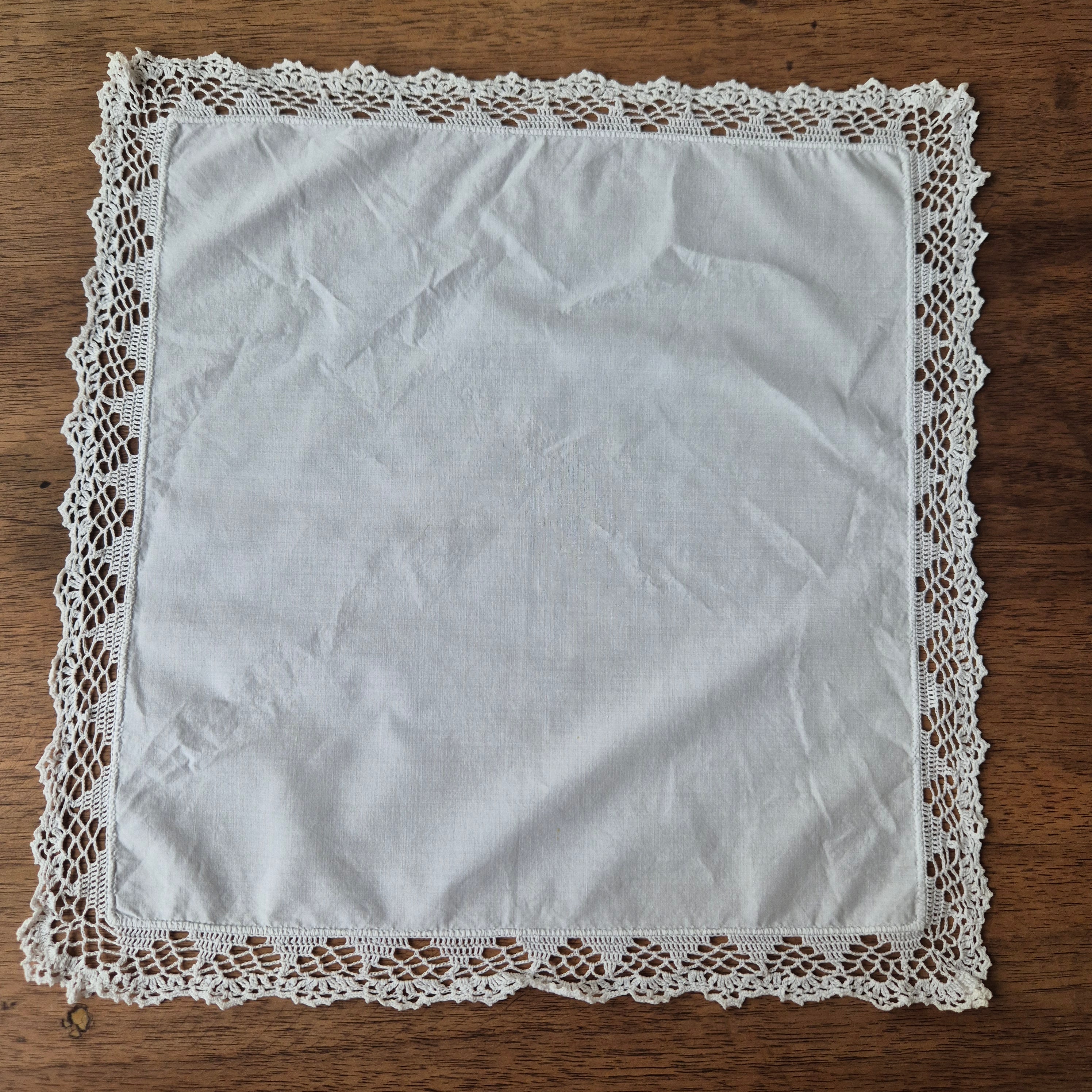 Vintage Stofftaschentuch weiß Baumwolle gehäkelt/geklöppelt 29x27cm