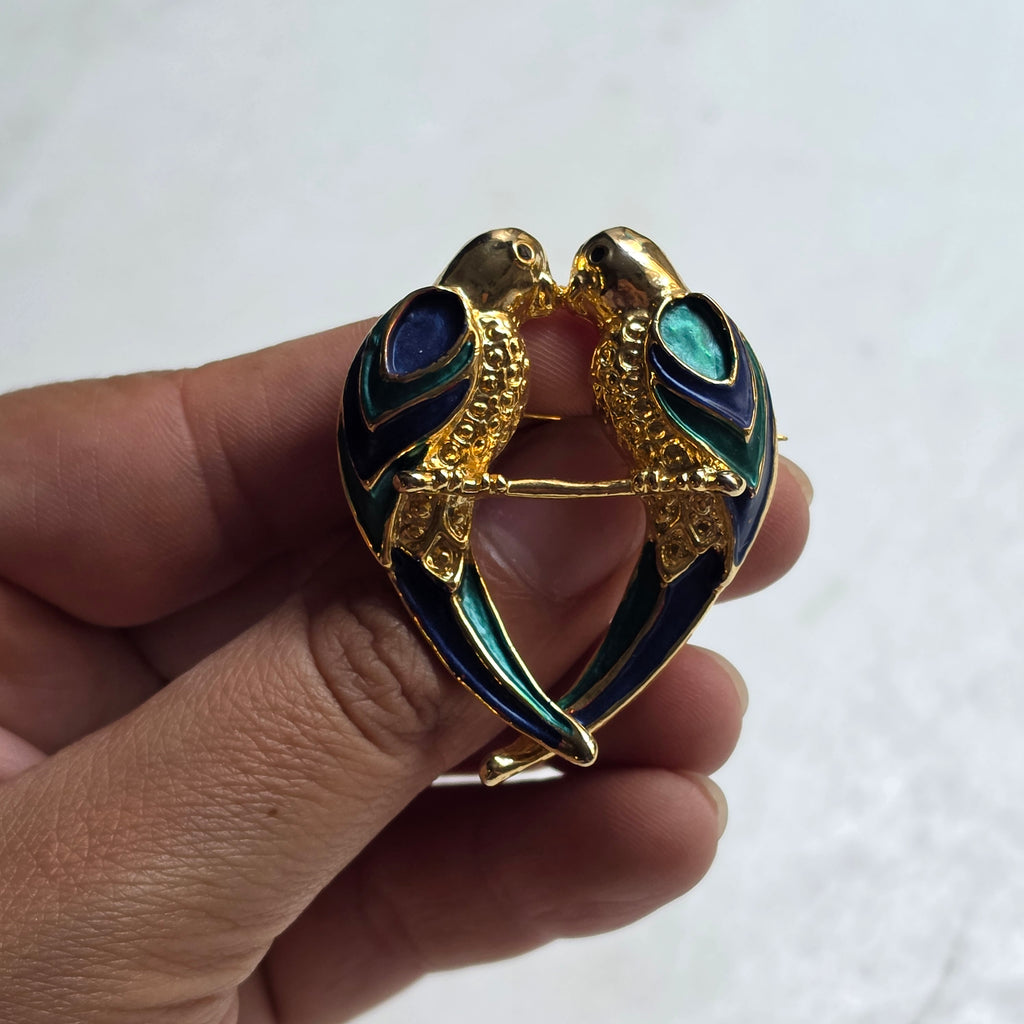 Vintage Goldfarbene Emaille-Brosche "Zwei Liebende Papageien"