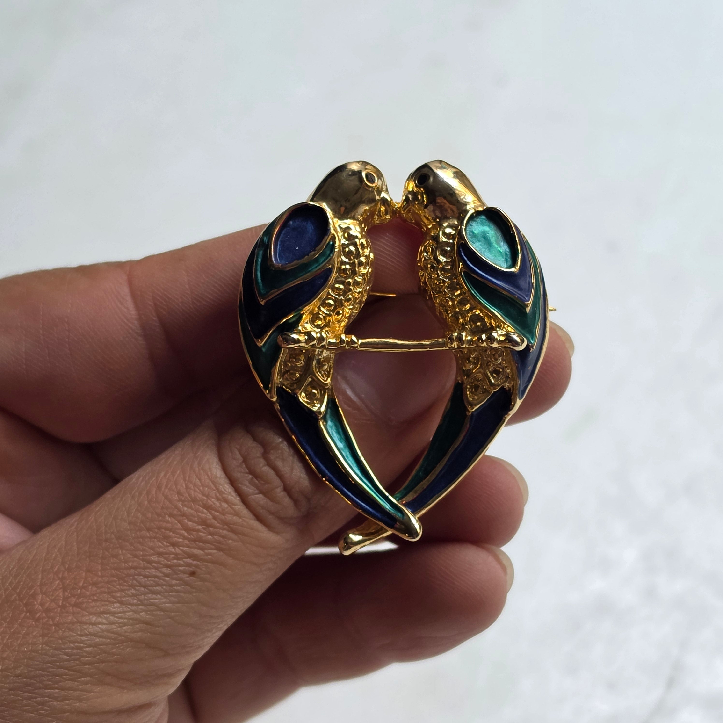 Vintage Goldfarbene Emaille-Brosche "Zwei Liebende Papageien"