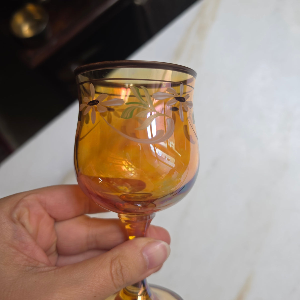 Vintage Likörglas - Likörkelch aus Bernstein-Glas – Handbemalt mit Blumenmotiv & Irisierendem Glanz