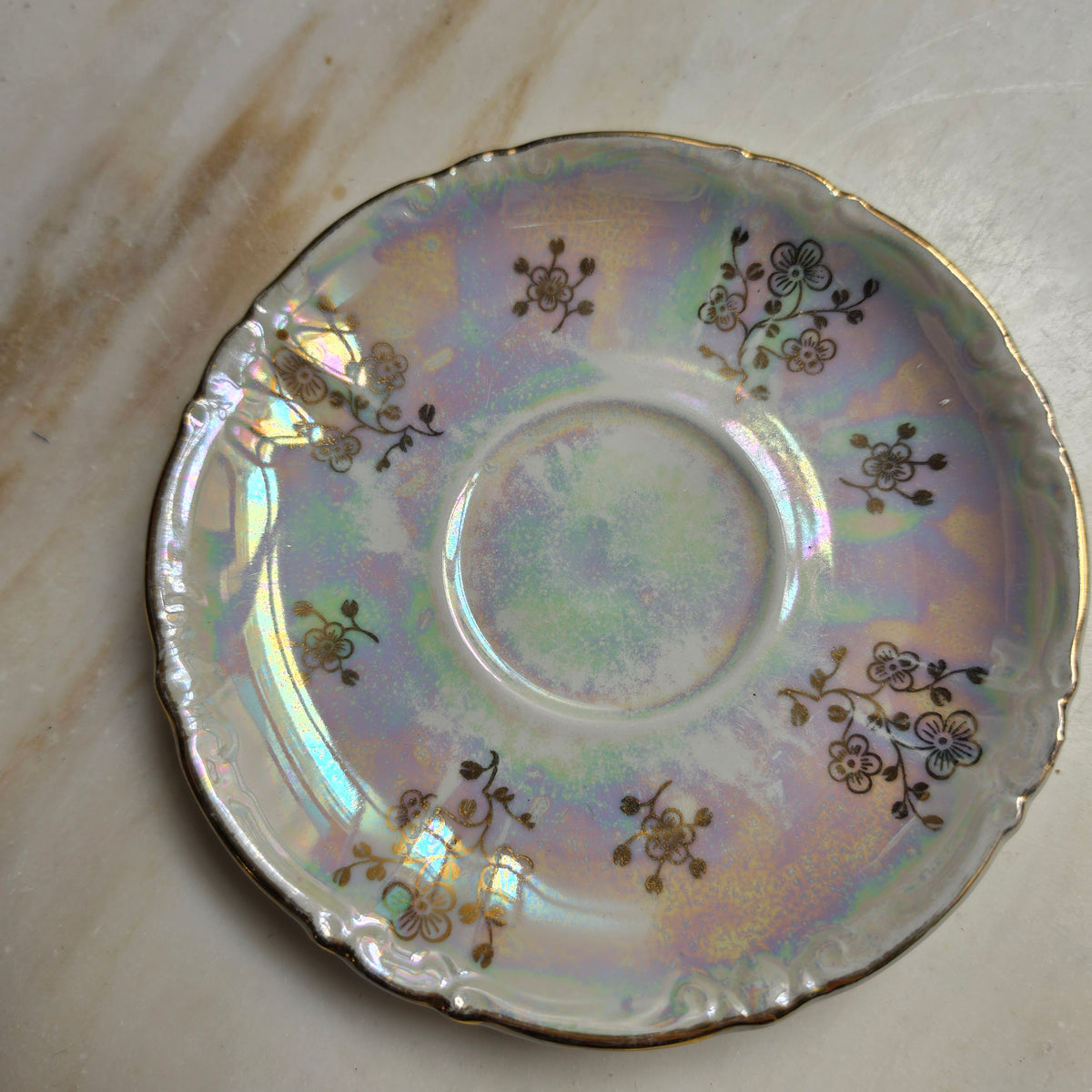 Vintage Kahla Porzellan Tasse mit Untertasse – Perlmutt-Luster mit Golddekor & Blütendekor - GDR