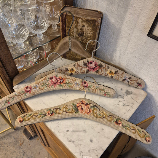 4x Alte Vintage Kleiderbügel Gobelin Stil Samt bestickt mit Rosen auch als Deko!
