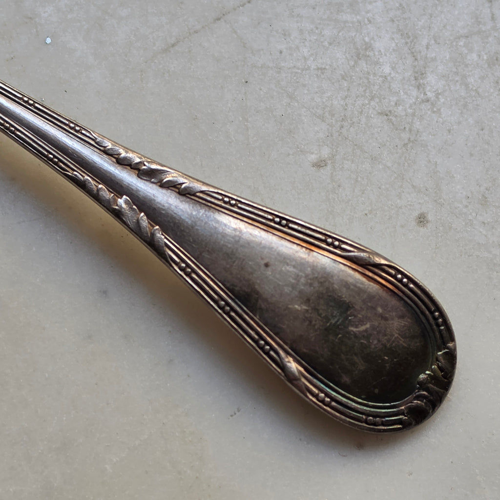 Edles Vintage Fischmesser / Serviermesser – Versilbert (90er Punzierung) mit klassischem Ornament-Dekor
