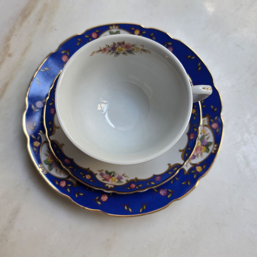 Vintage Porzellan Gedeck 3-teilig „Sissy“ von MF Design – Kobaltblau mit Golddekor & Blumenbukett