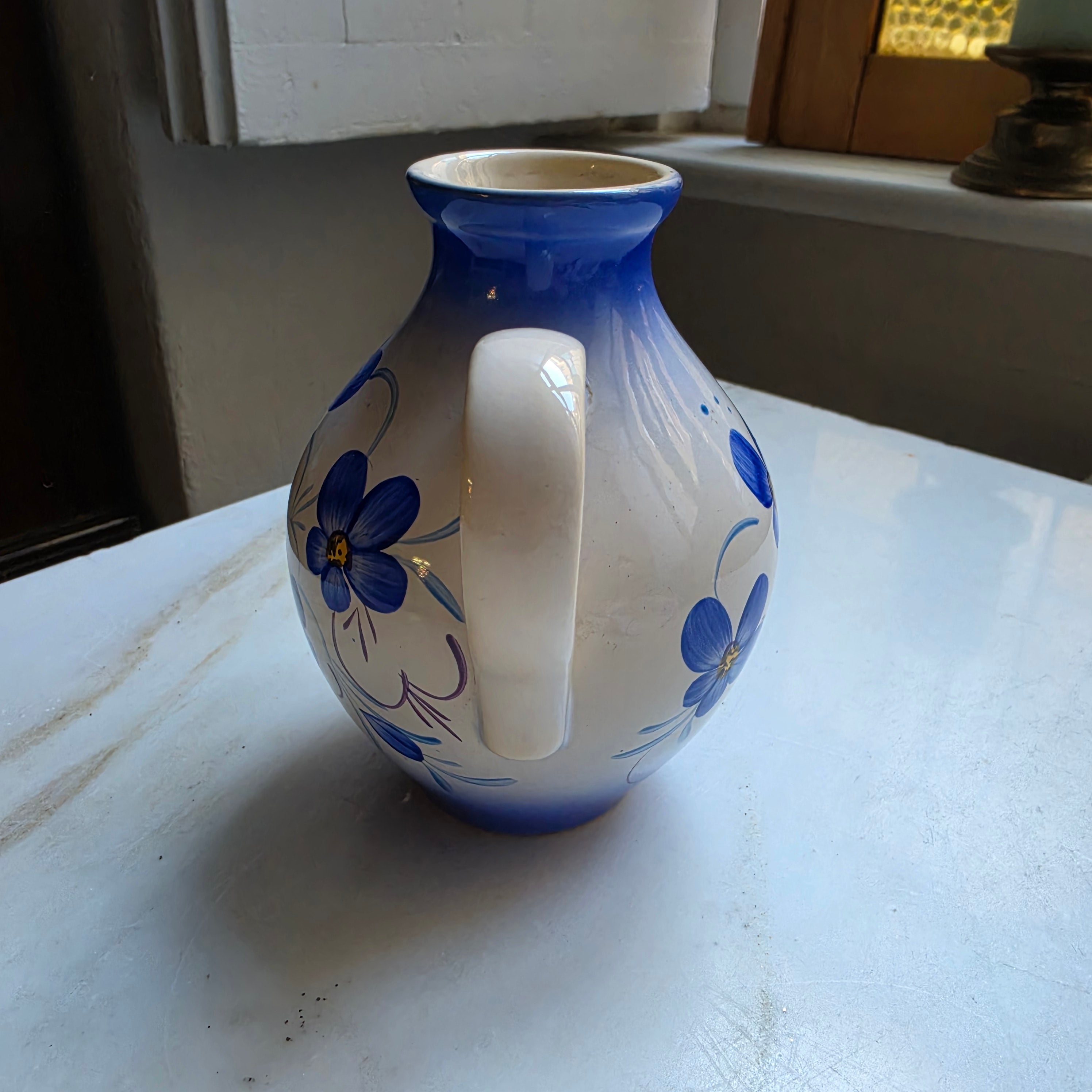 Handbemalte Vintage Vase Keramik mit Henkel - blau und Blumen Veilchen