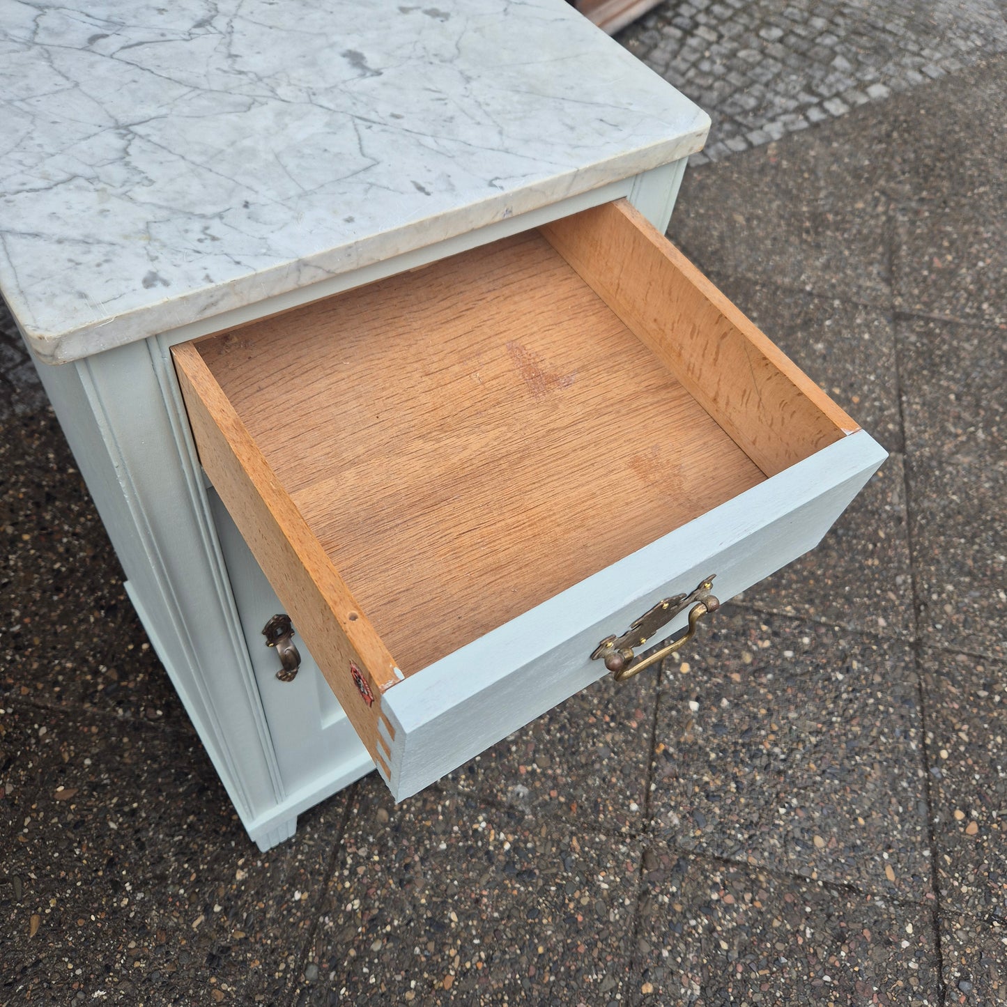 Antikes himmelbaues Jugendstil Nachtschränckchen mit Marmorplatte