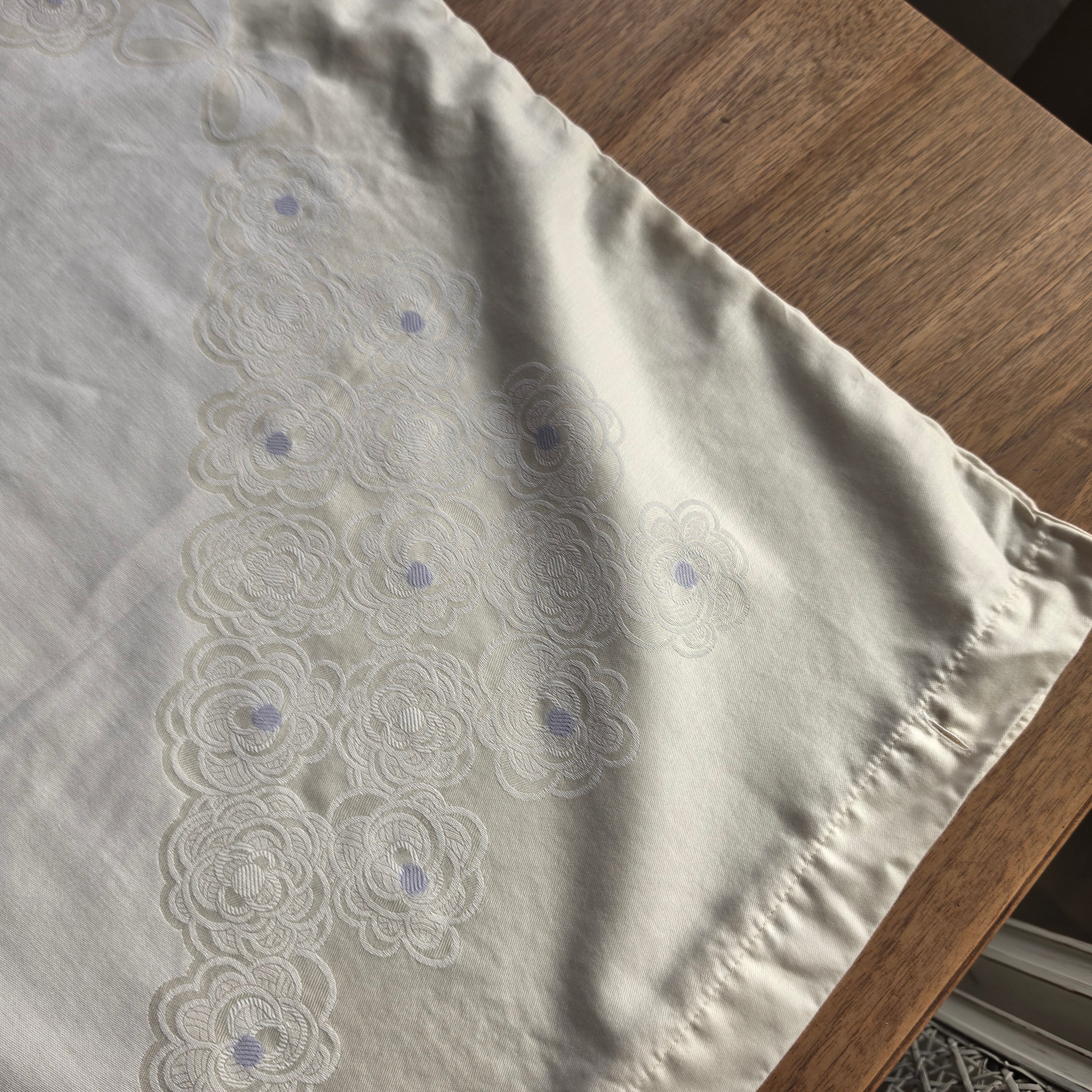 Antiker großer Jugendstil Kopfkissenbezug mit Häkelspitze 75x80cm Baumwolle wei Vintage Kissenbezug mit floraler Relief-Webung & Schleifendetails – Creme