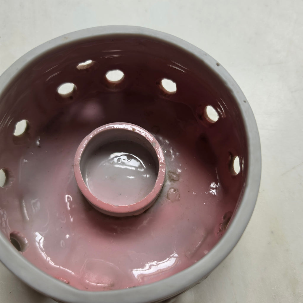 Vintage Keramik-Stövchen "Rosé Elegance" – Mit Reliefmuster & Zartrosa Innenlasur