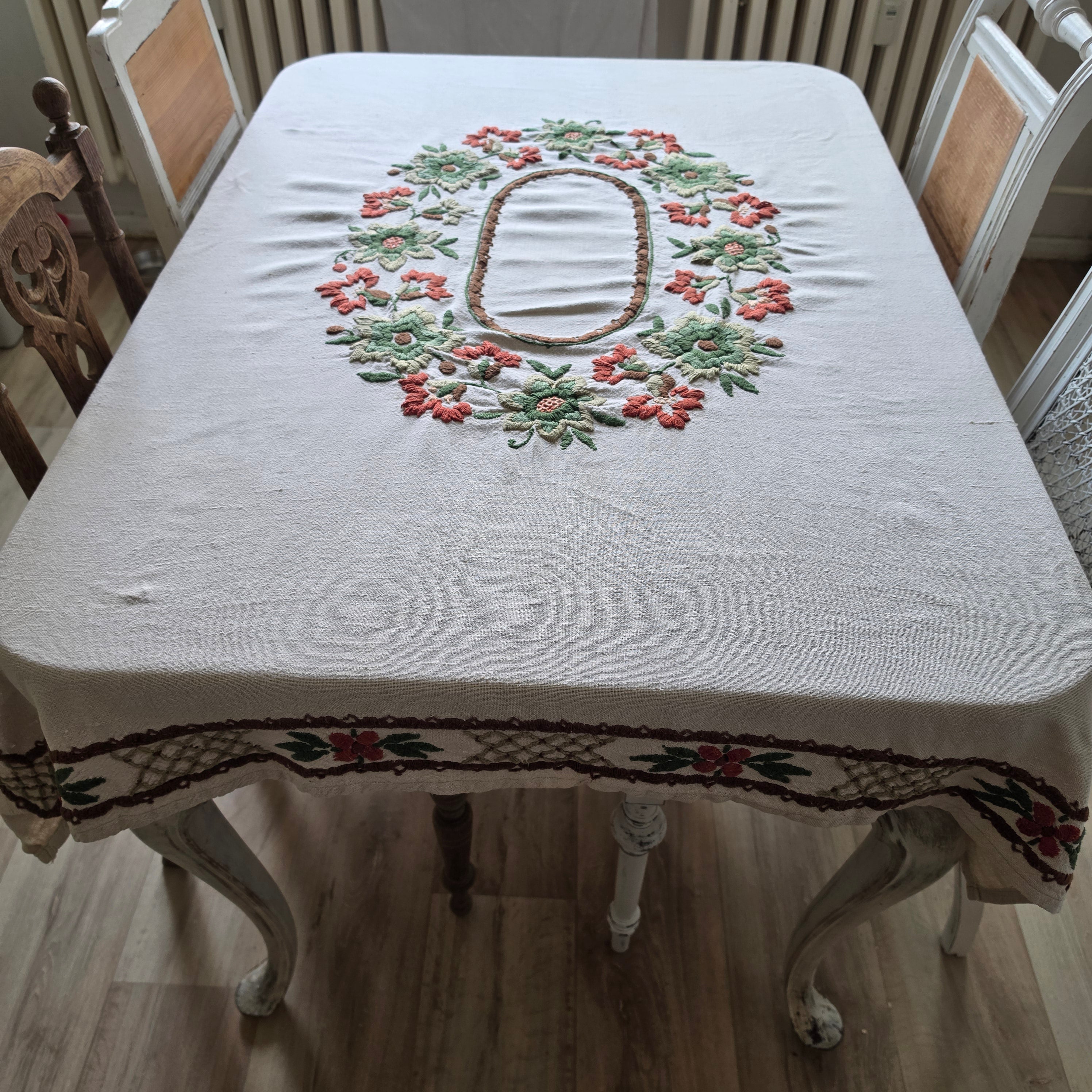 Vintage Leinen-Tischdecke Handgestickt - Rustikale Decke mit Floralem Kurbelstick-Muster 140x150cm