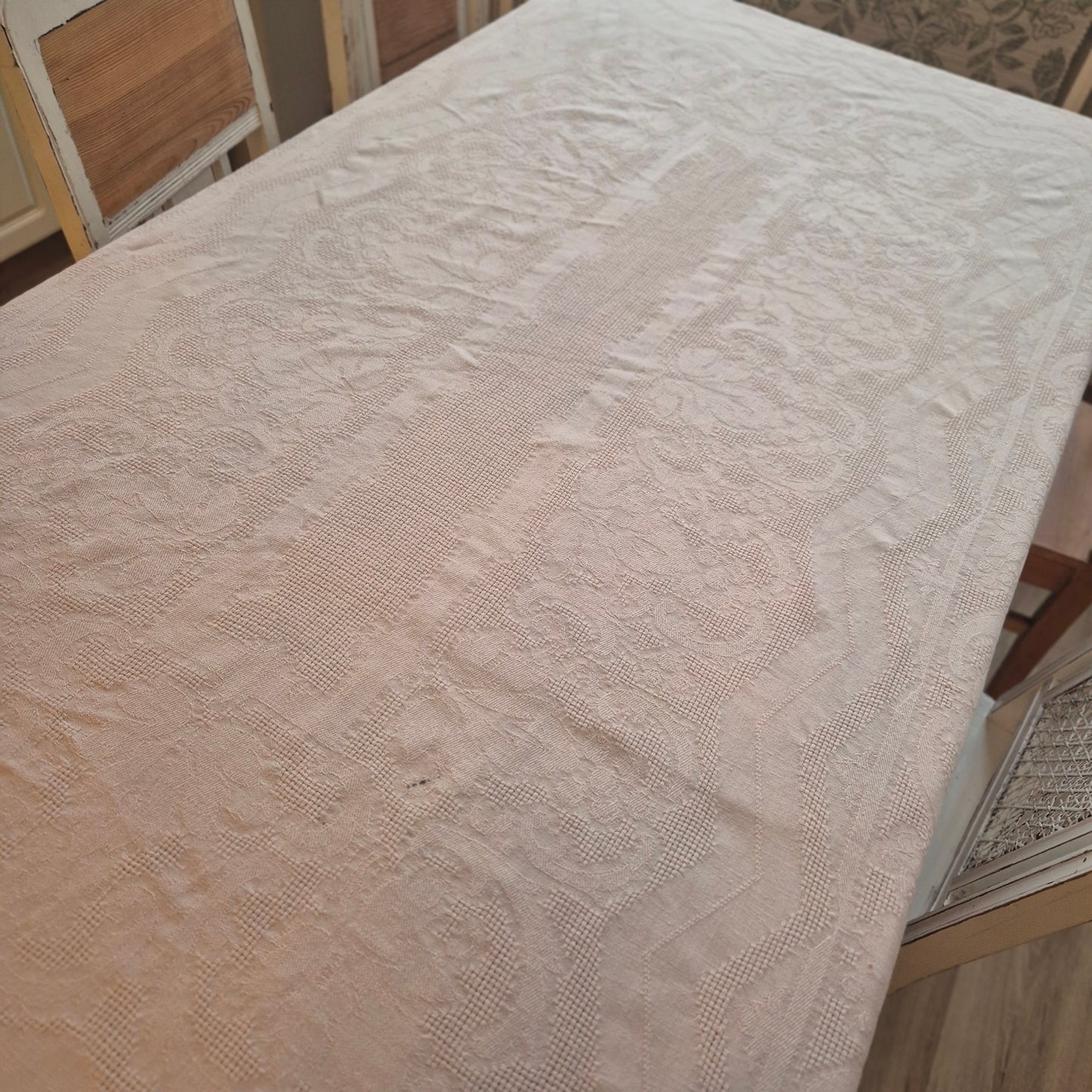 Wunderschöne Vintage Leinen Tischdecke mit Damast Blumendekor leider mit Fleck! 130x215cm Altrosa