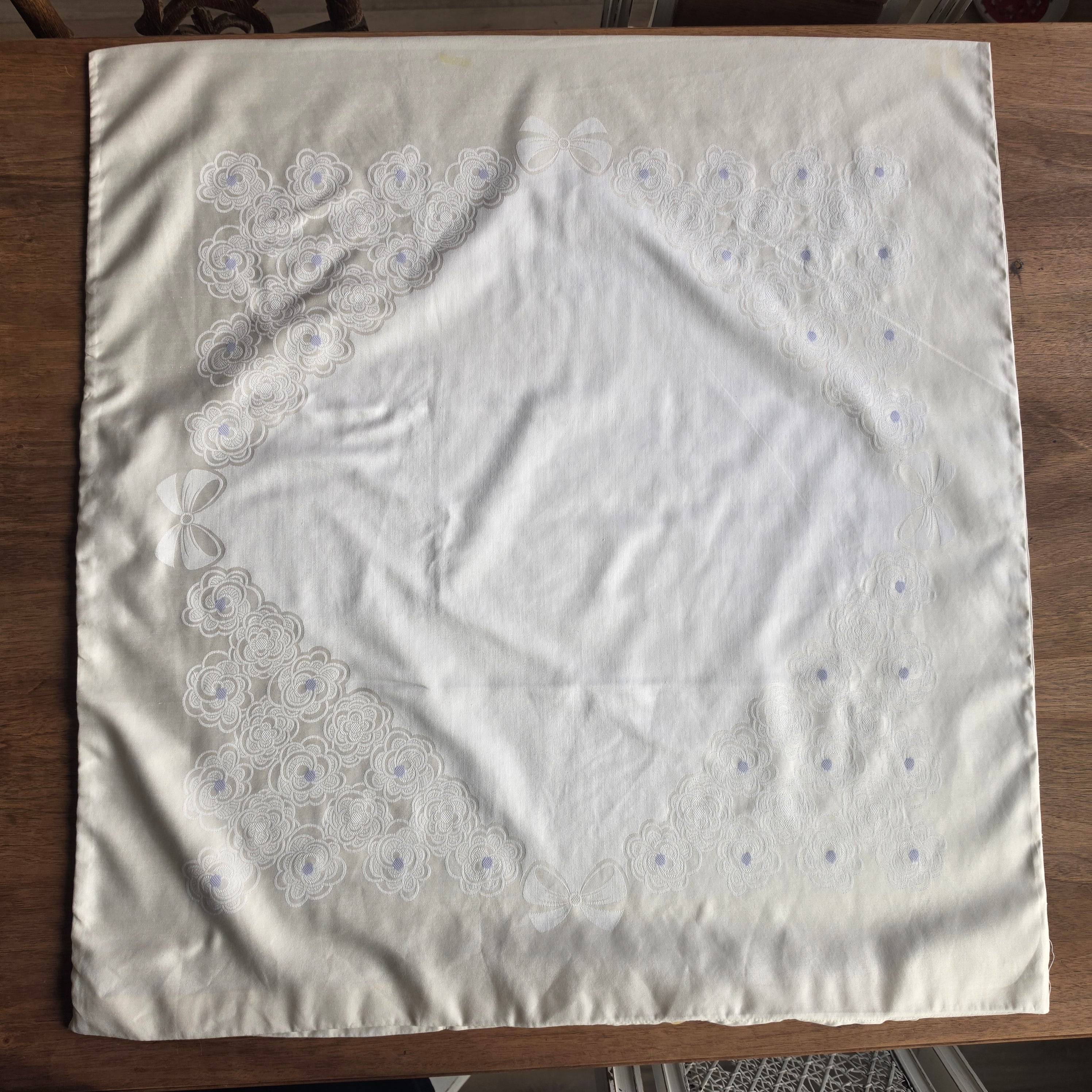 Antiker großer Jugendstil Kopfkissenbezug mit Häkelspitze 75x80cm Baumwolle wei Vintage Kissenbezug mit floraler Relief-Webung & Schleifendetails – Creme