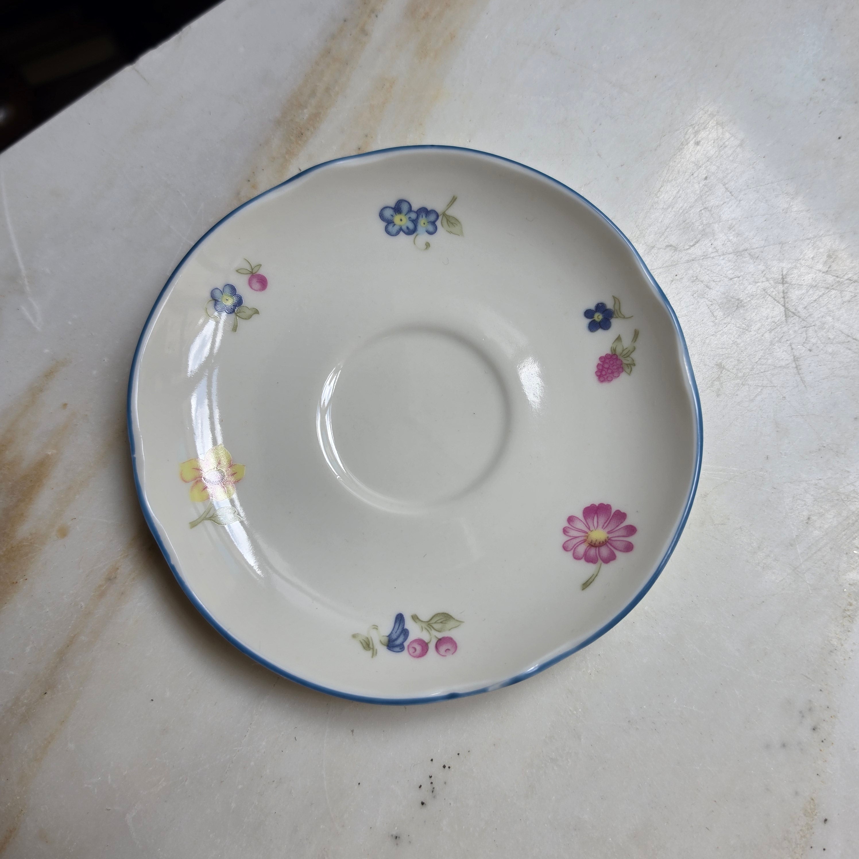 Vintage Keramik Tassen-Set mit floralem Muster & geschwungenem Rand