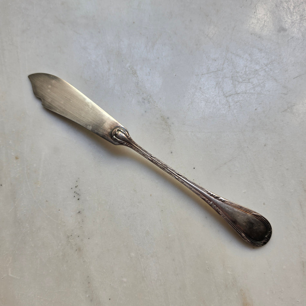 Edles Vintage Fischmesser / Serviermesser – Versilbert (90er Punzierung) mit klassischem Ornament-Dekor