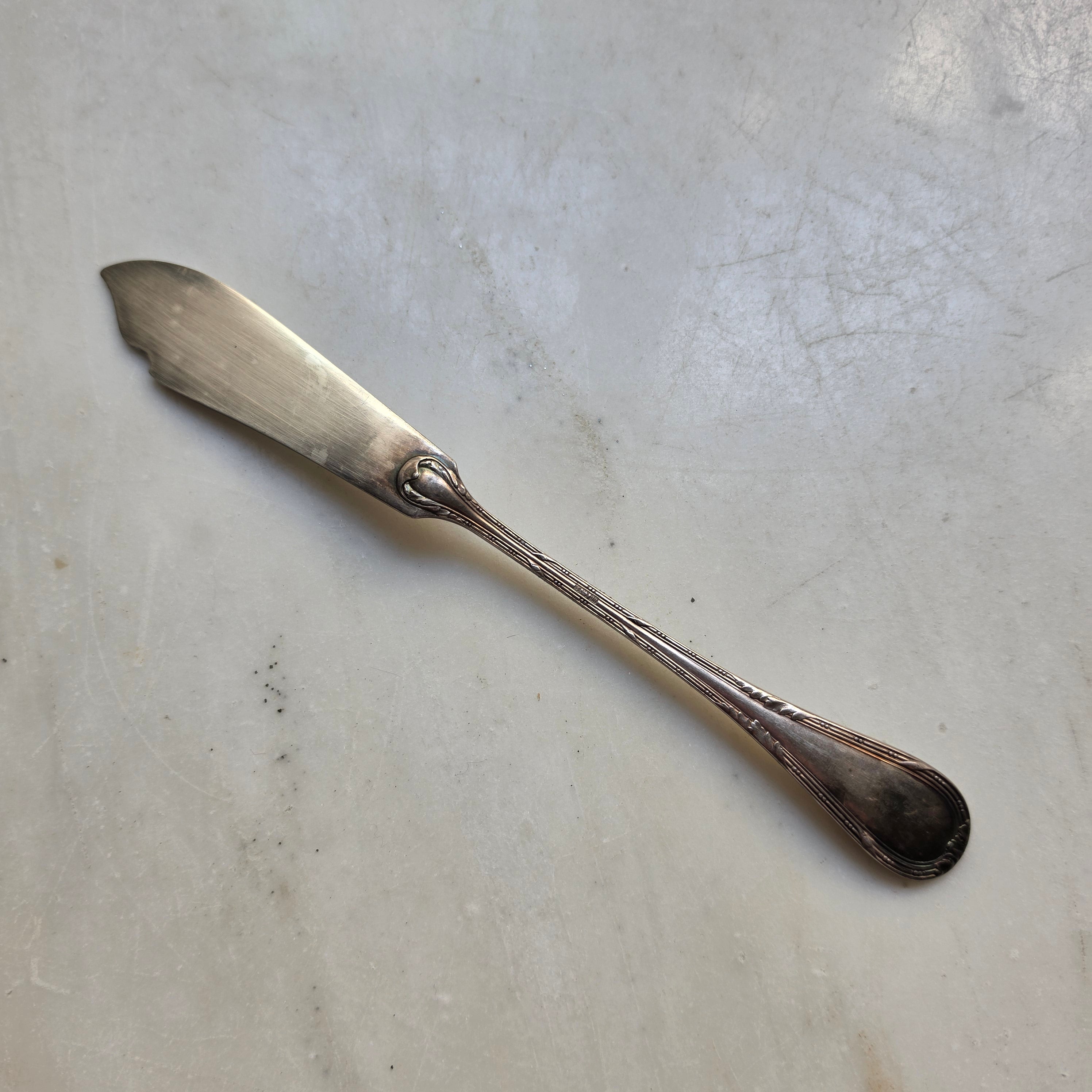 Edles Vintage Fischmesser / Serviermesser – Versilbert (90er Punzierung) mit klassischem Ornament-Dekor