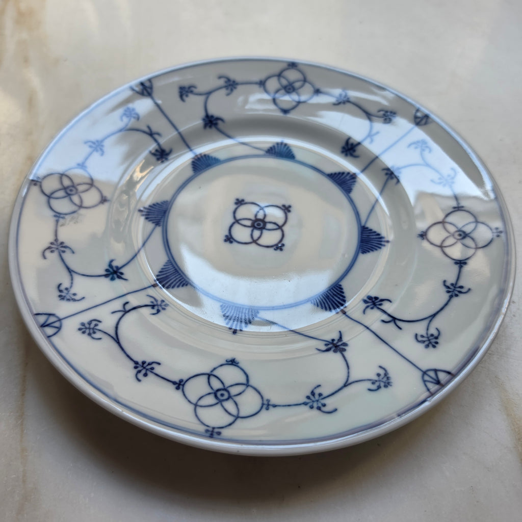 Edler Porzellanteller mit klassischem Strohblumenmuster / Zwiebelmuster – Blau-Weiß Vintage