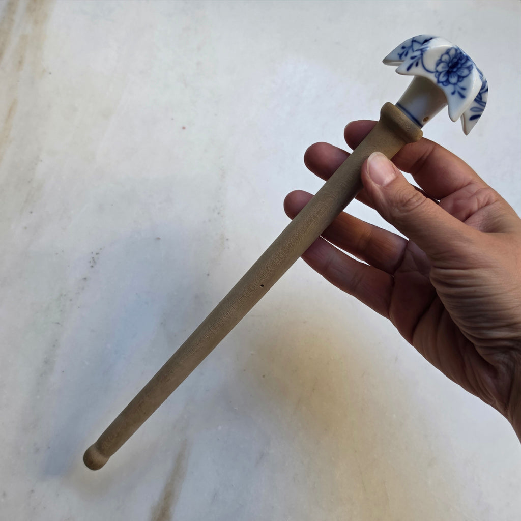 Exklusiver Vintage-Quirl mit Porzellankopf im Zwiebelmuster & Holzstiel