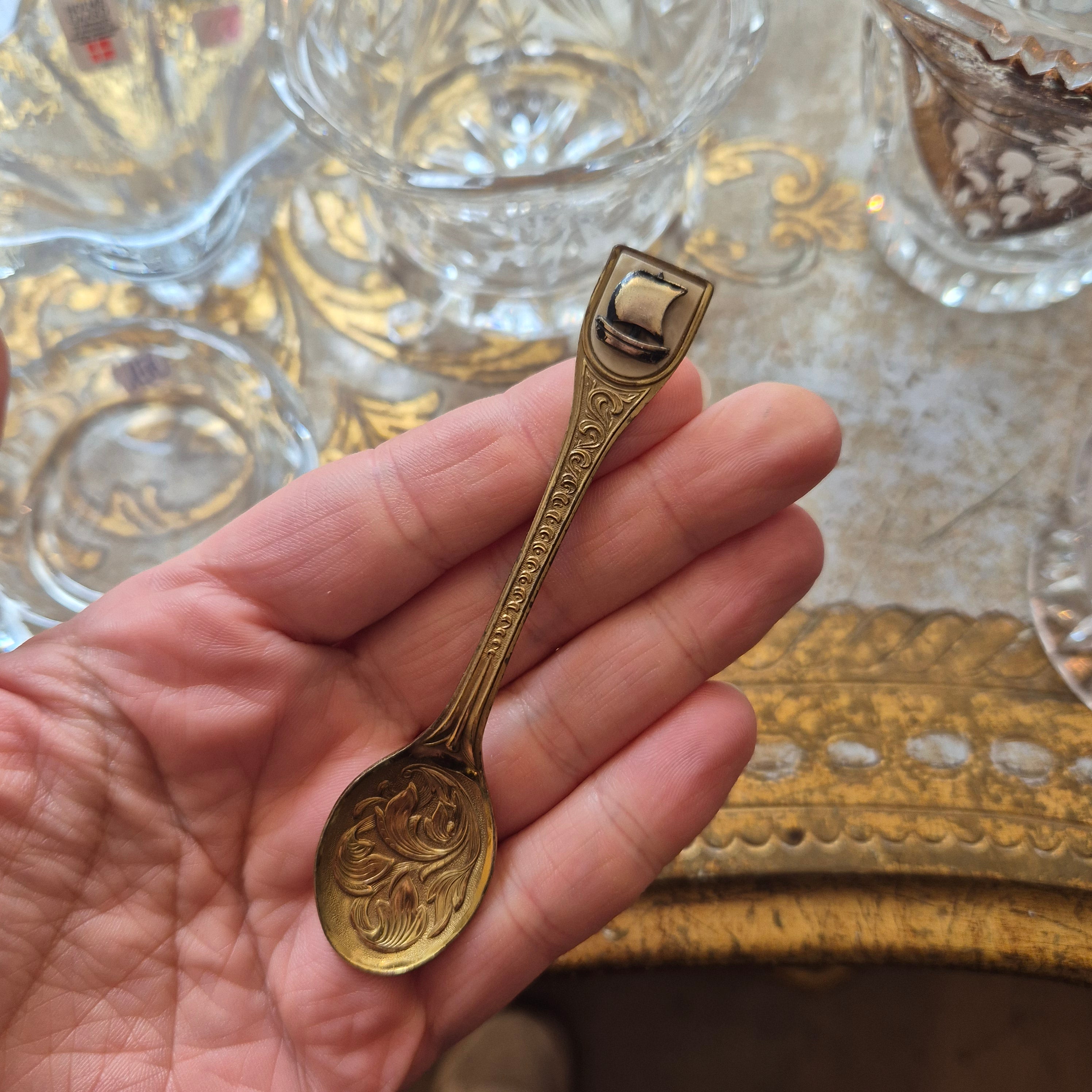 Antiker kleiner Zierlöffel mit Perlmutt und Schiffmotiv goldfarbend
