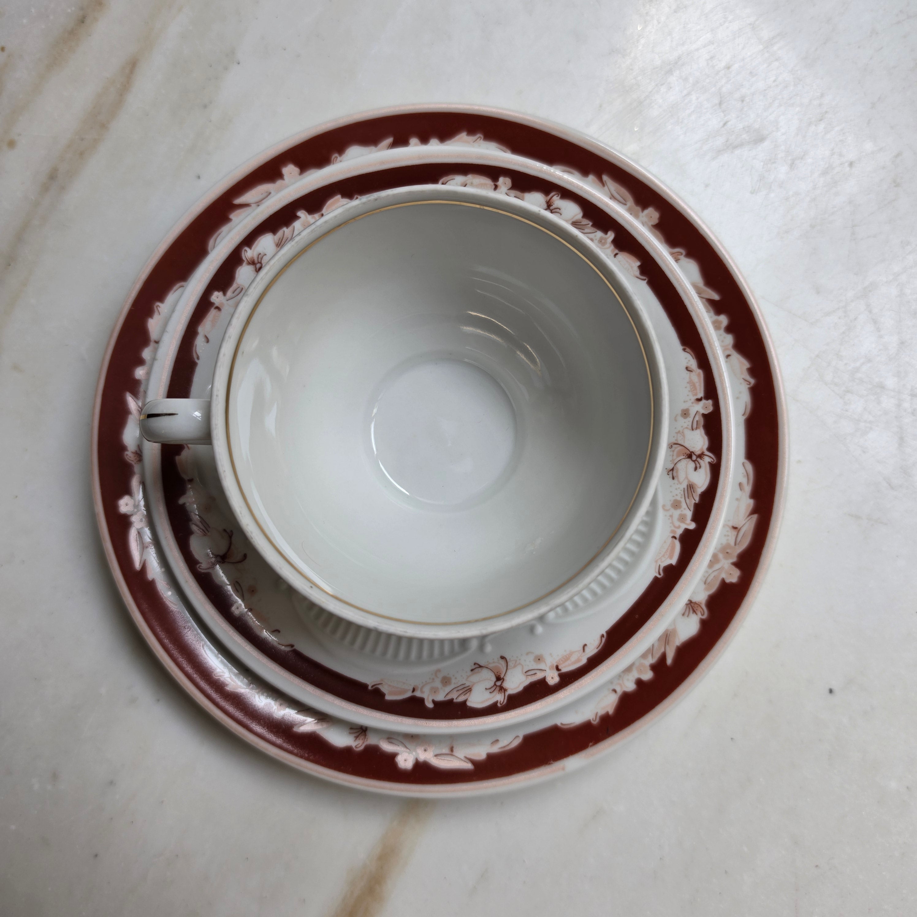Vintage Porzellan Sammeltasse 3-teilig – Lettin | Antikes Gedeck mit Weinrotem Blüten-Relief & Goldrand