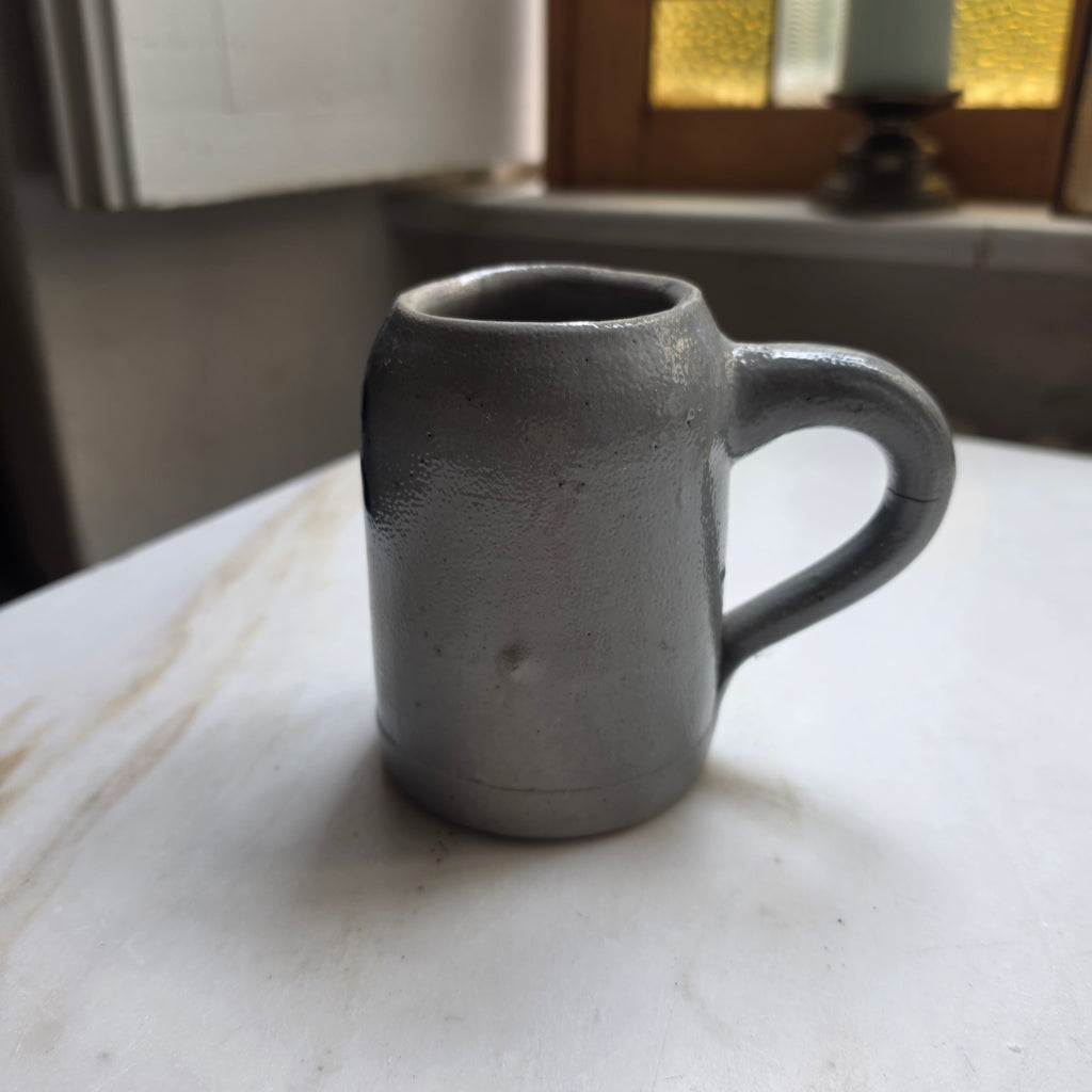 Vintage Steingut-Tasse in Grau mit blauer Handbemalung
