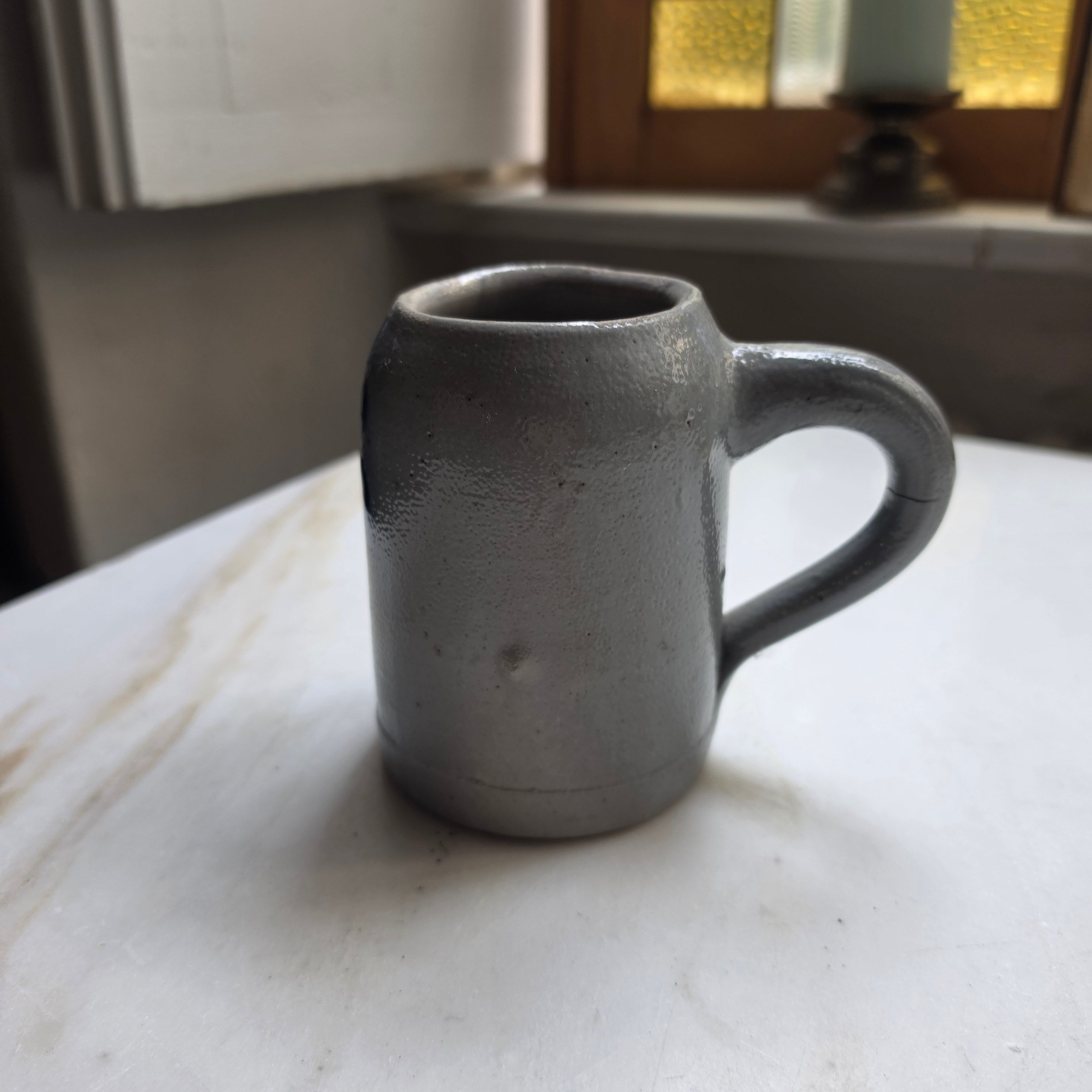 Vintage Steingut-Tasse in Grau mit blauer Handbemalung