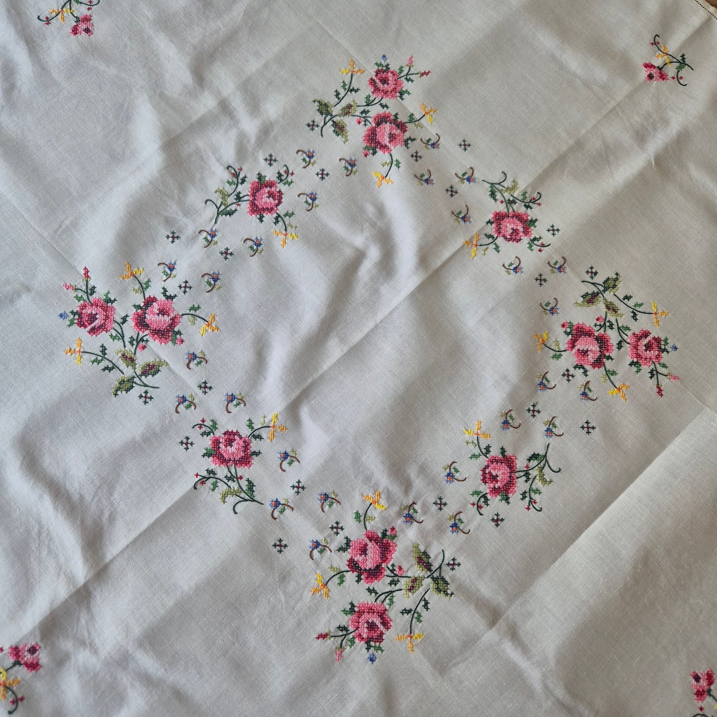 Vintage WEST GERMANY Tischdecke bestickt mit Rosen Handgemacht KADEWE 80x80cm