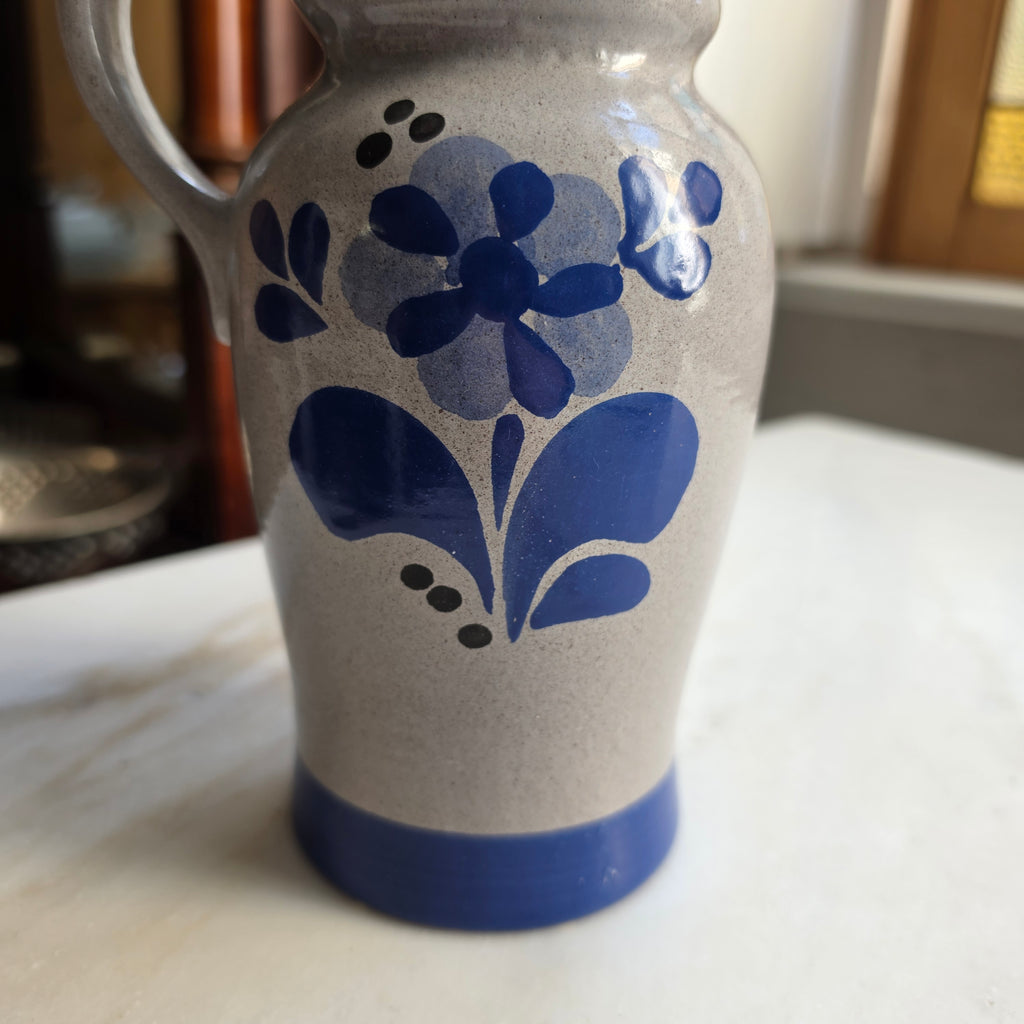 Vintage Steingut-Krug mit blauem Blumenmuster – Klassischer Salzglasur-Stil
