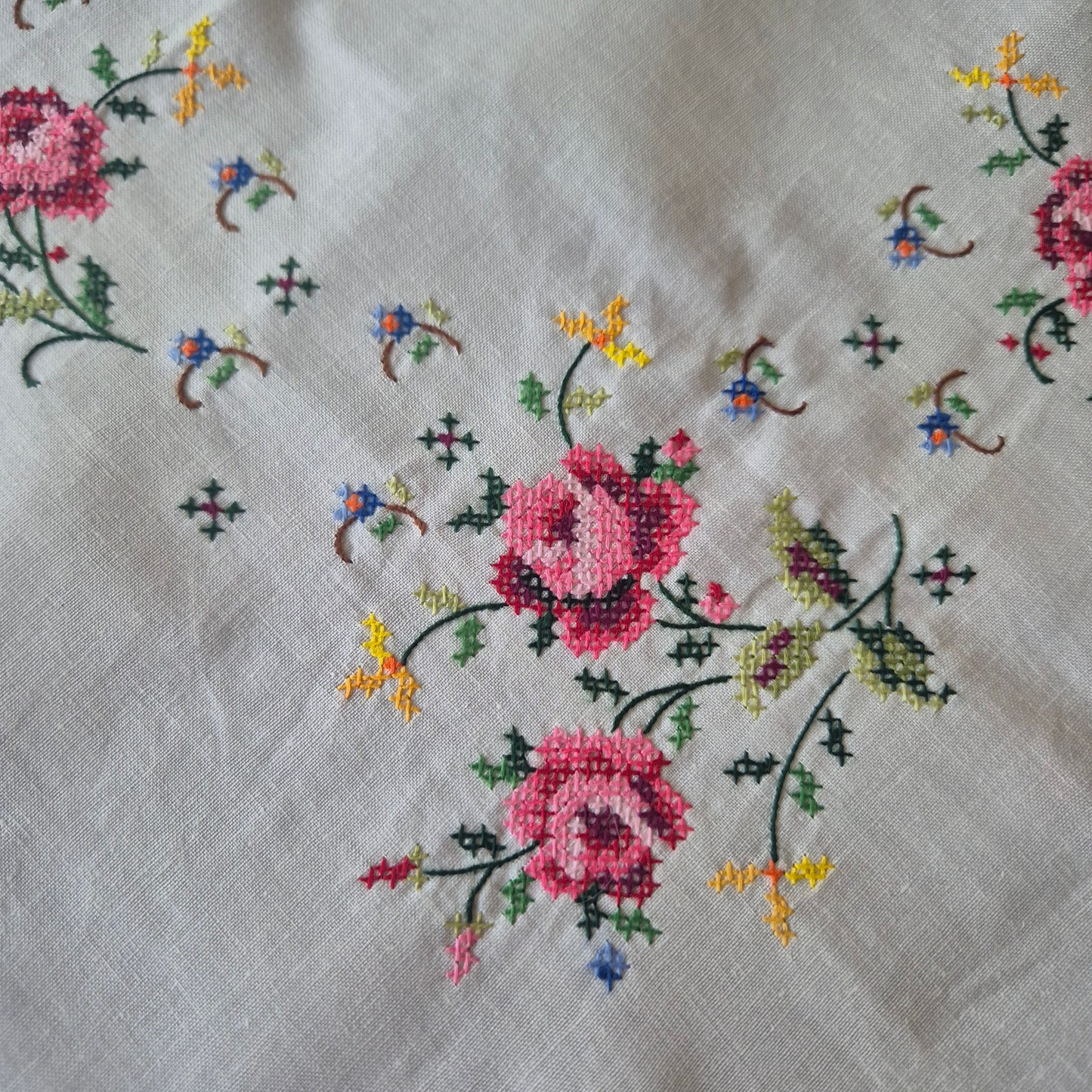 Vintage WEST GERMANY Tischdecke bestickt mit Rosen Handgemacht KADEWE 80x80cm