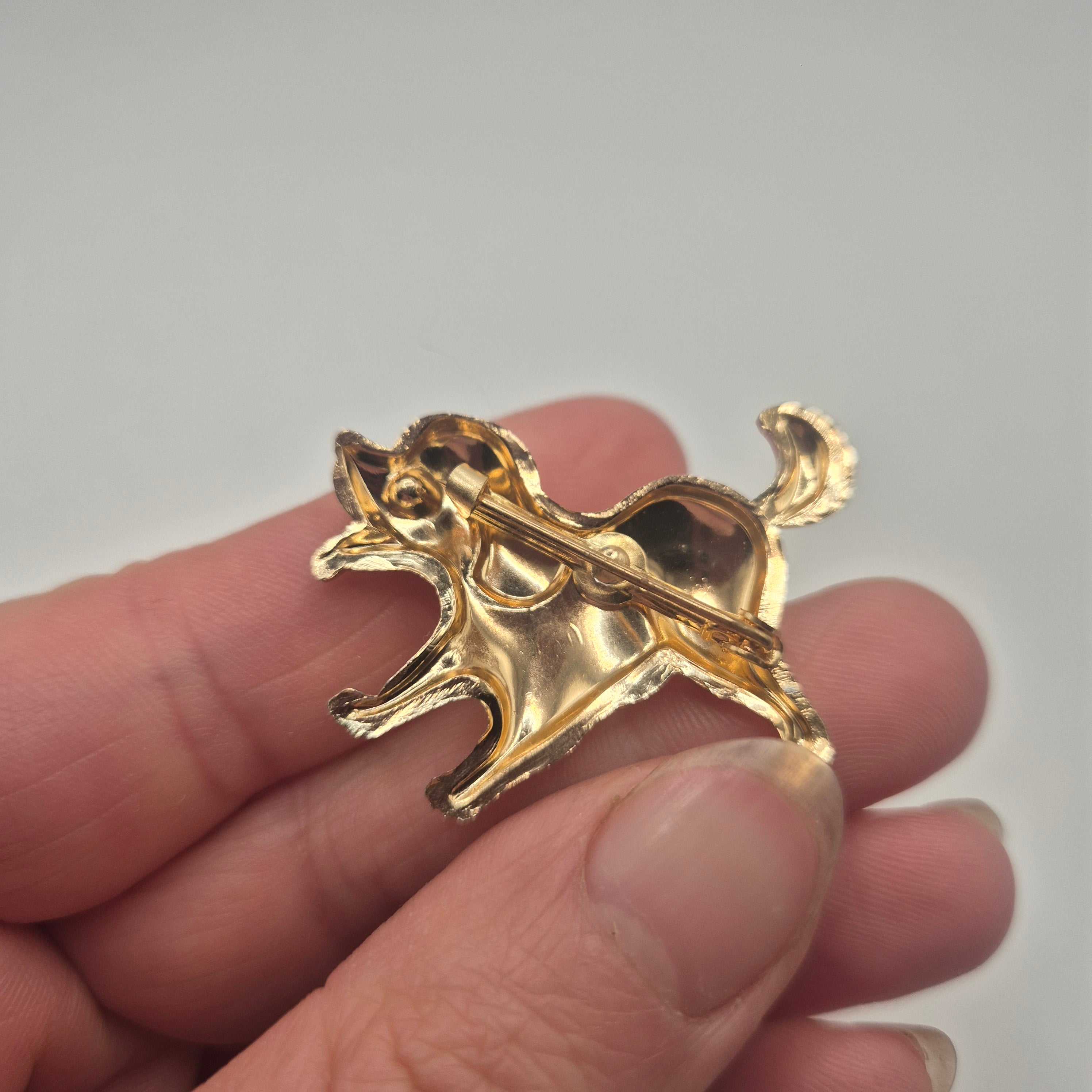 Goldige Vintage Hundebrosche – Verspielter Dackel/Welpe mit funkelndem Auge