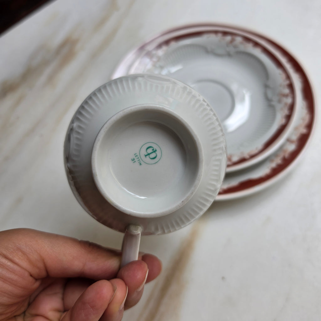 Vintage Porzellan Sammeltasse 3-teilig – Lettin | Antikes Gedeck mit Weinrotem Blüten-Relief & Goldrand