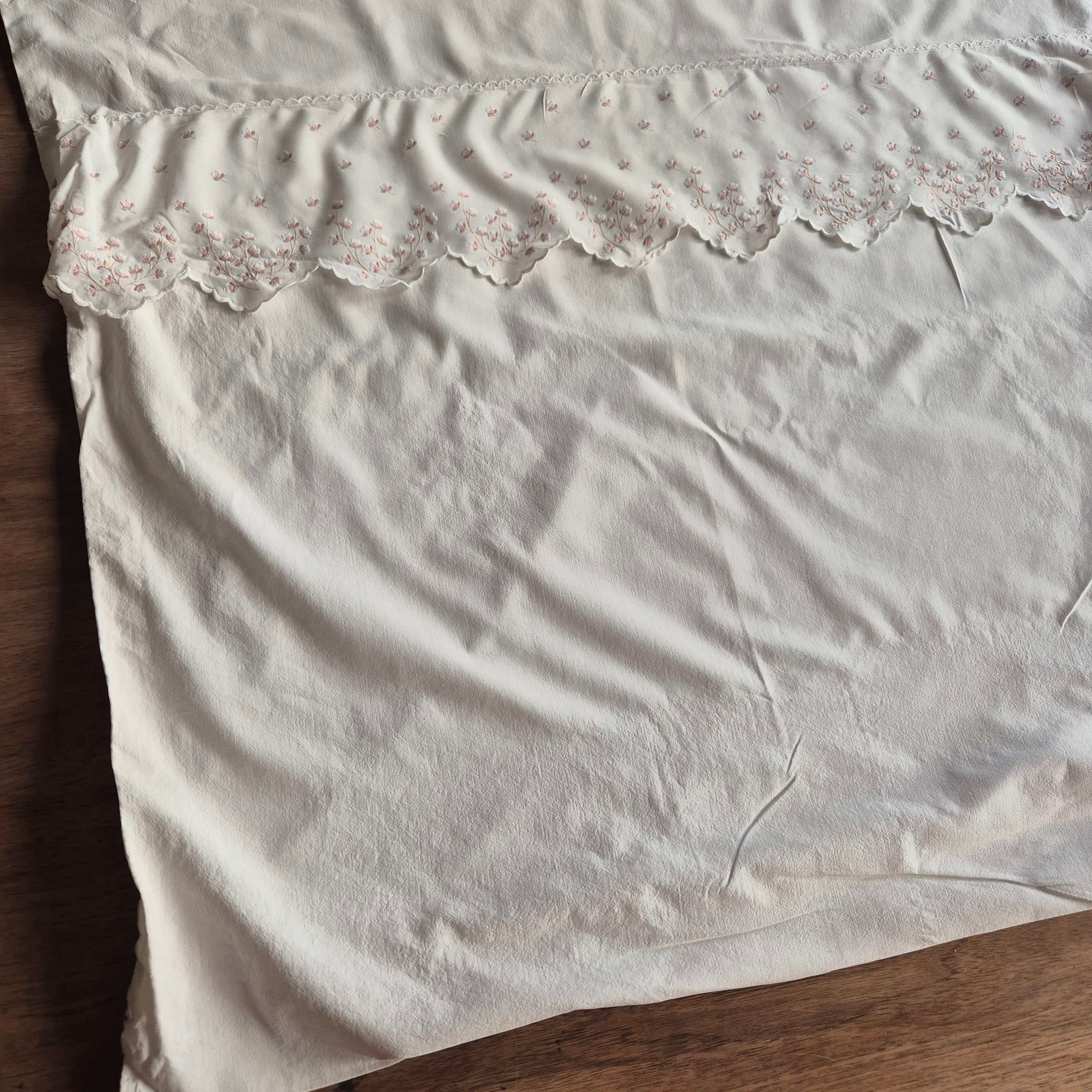 Antiker Kopfkissenbezug mit rosa Stickerein 70x70cm Baumwolle (unperfekt)