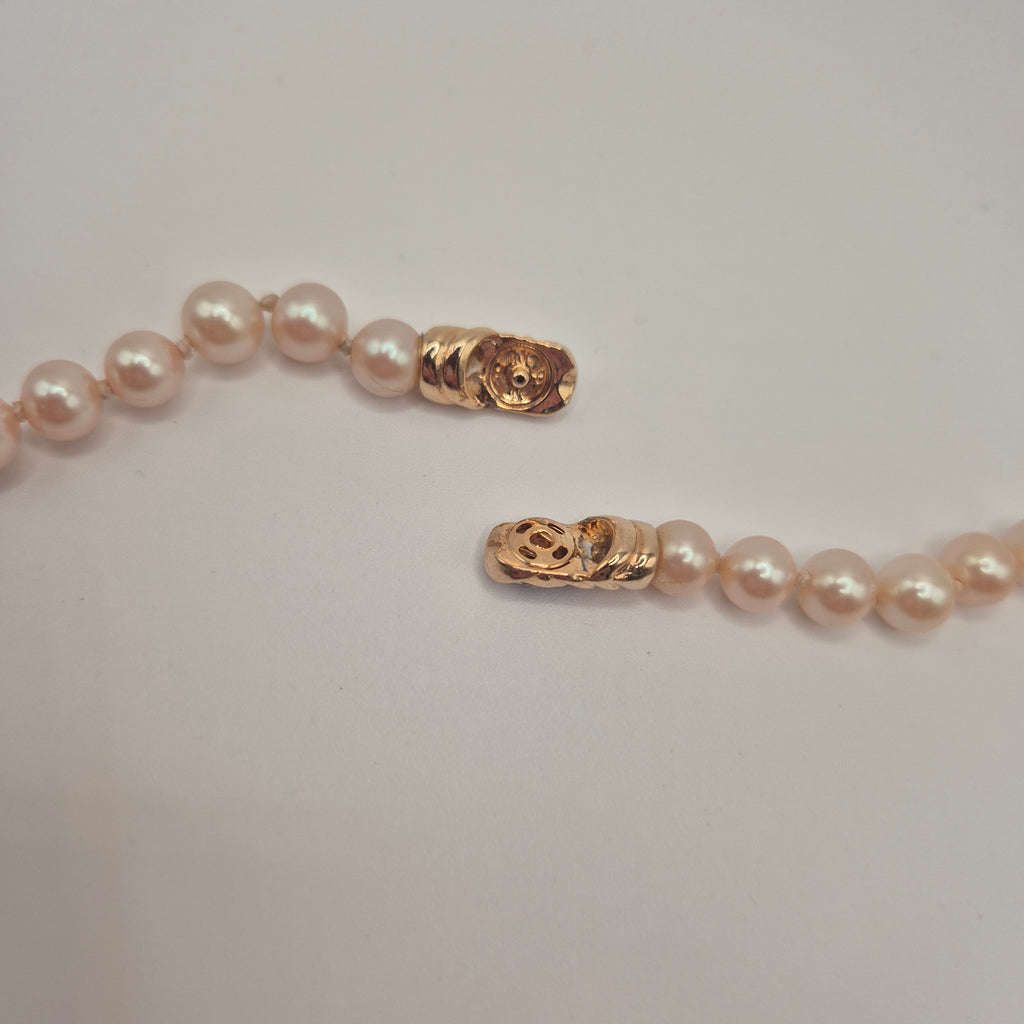 Elegante Modeschmuck-Perlenkette mit Saphir-Blauem Akzent
