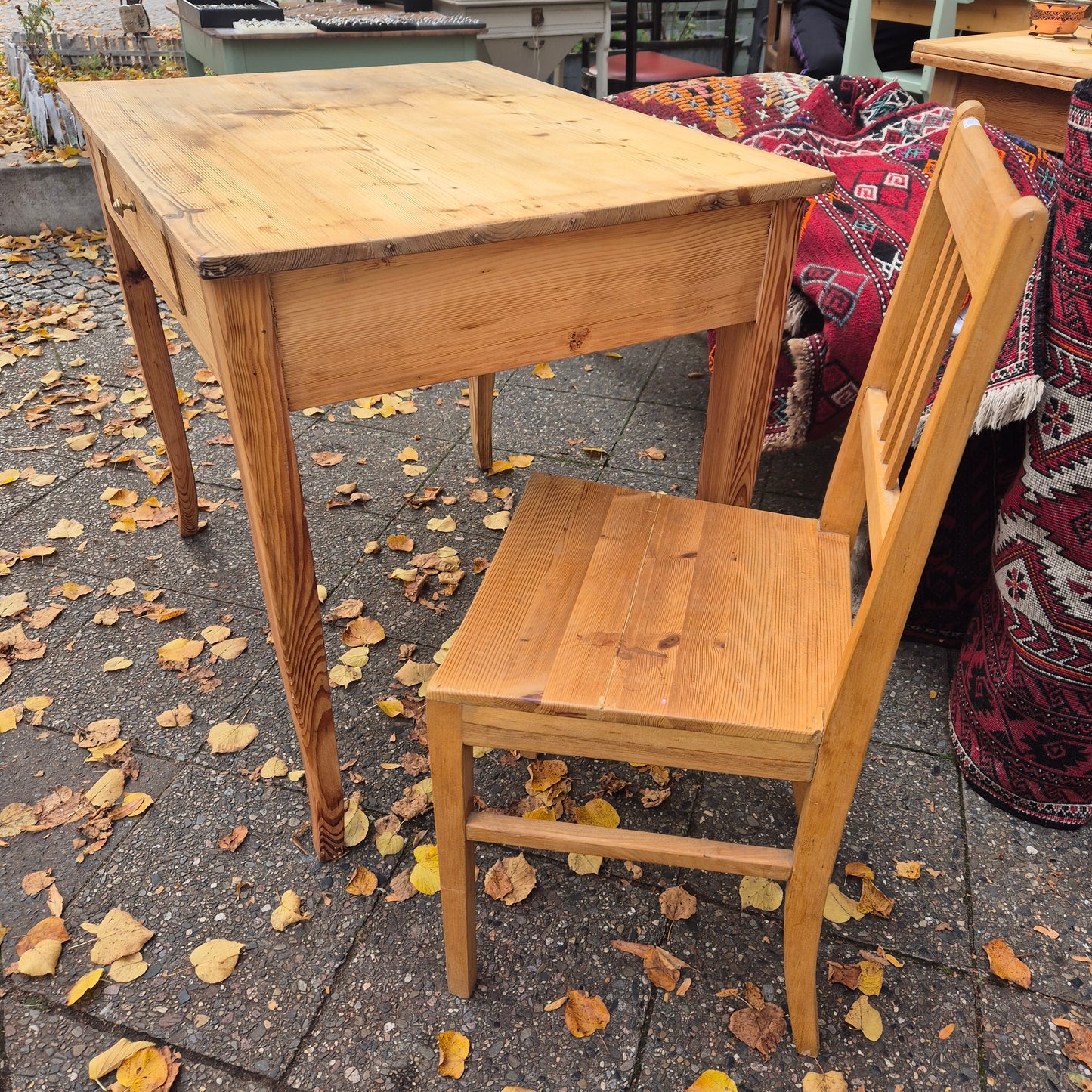 Antiker Biedermeier Tisch von 1860 Vollholz aufgearbeitet Kiefernholz 69 x 93cm Vollholz mit Schublade