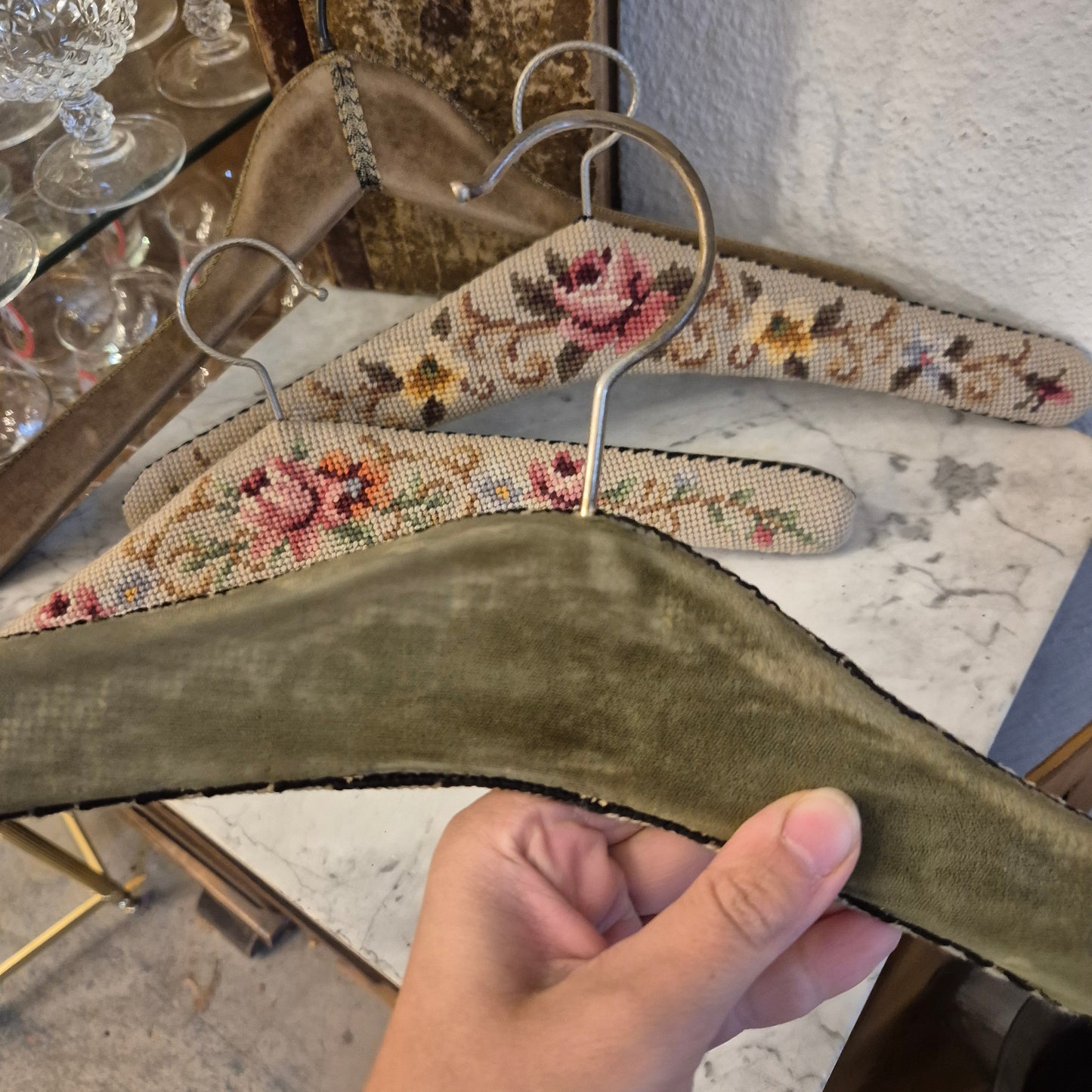 4x Alte Vintage Kleiderbügel Gobelin Stil Samt bestickt mit Rosen auch als Deko!
