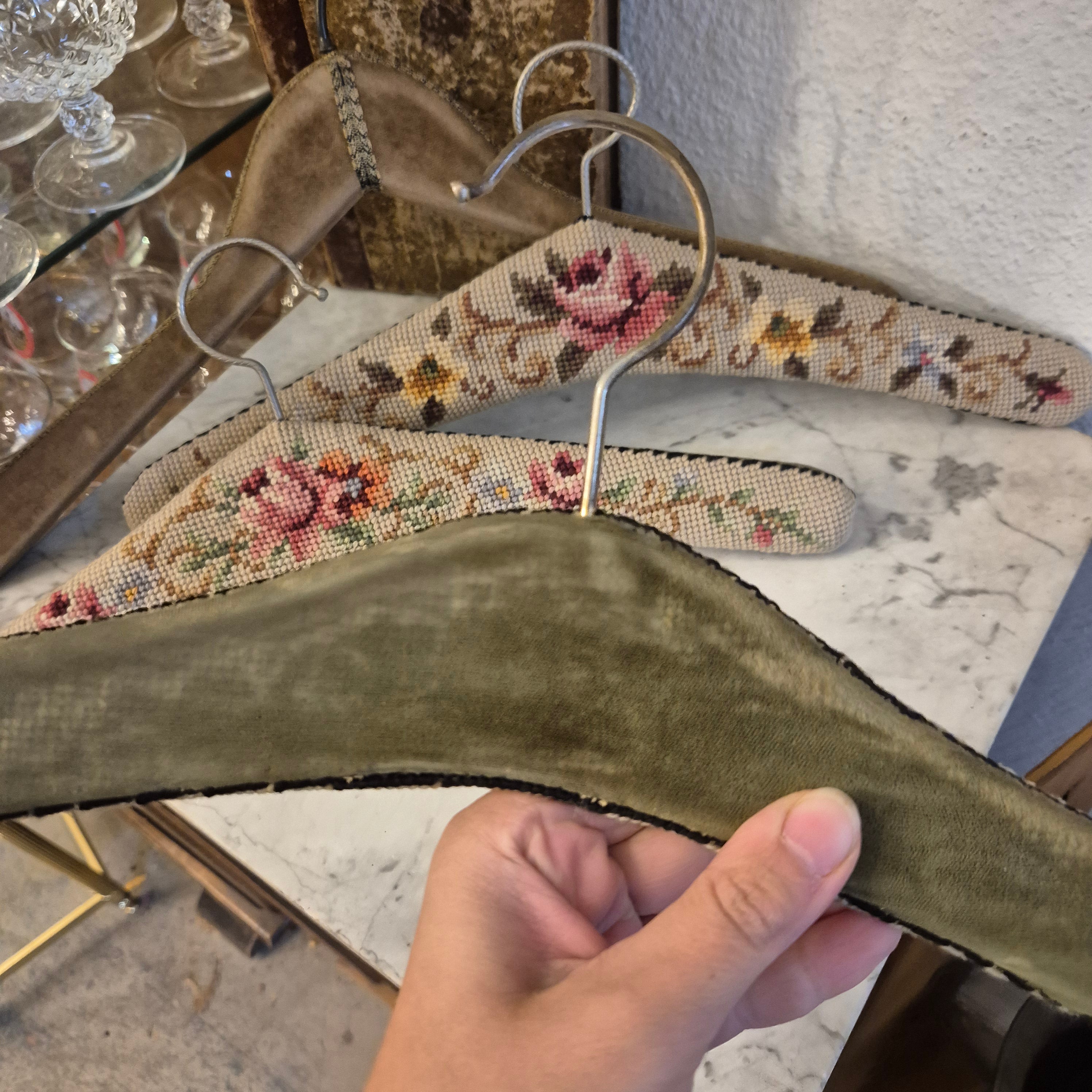 4x Alte Vintage Kleiderbügel Gobelin Stil Samt bestickt mit Rosen auch als Deko!