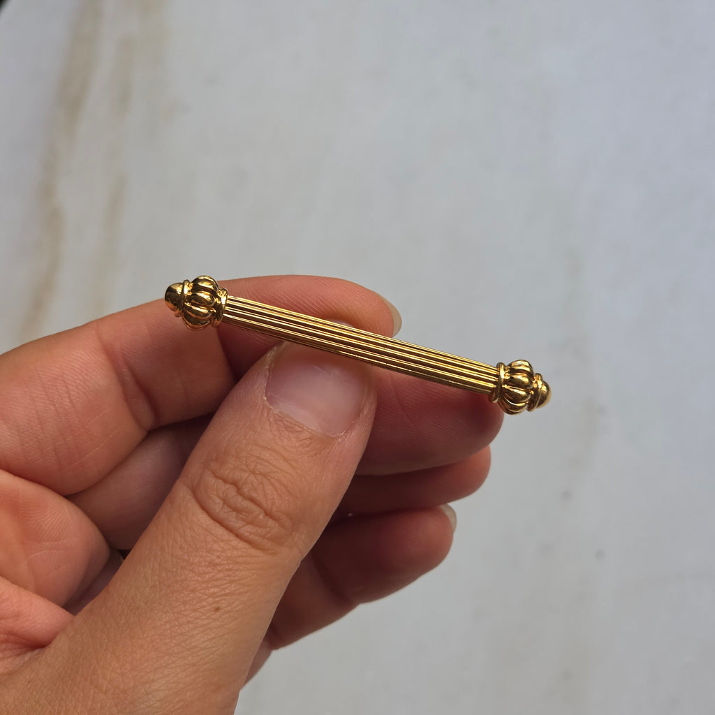 Elegante Vintage-Brosche in Stabform mit kanneliertem Dekor – Vergoldet
