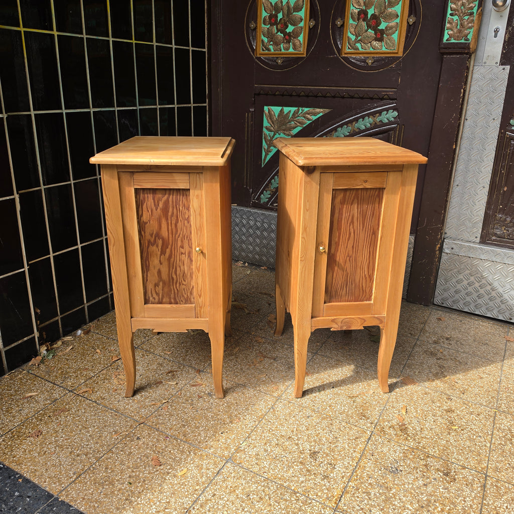 2x Biedermeier Nachtschränkchen – Massivholz mit Messingknopf