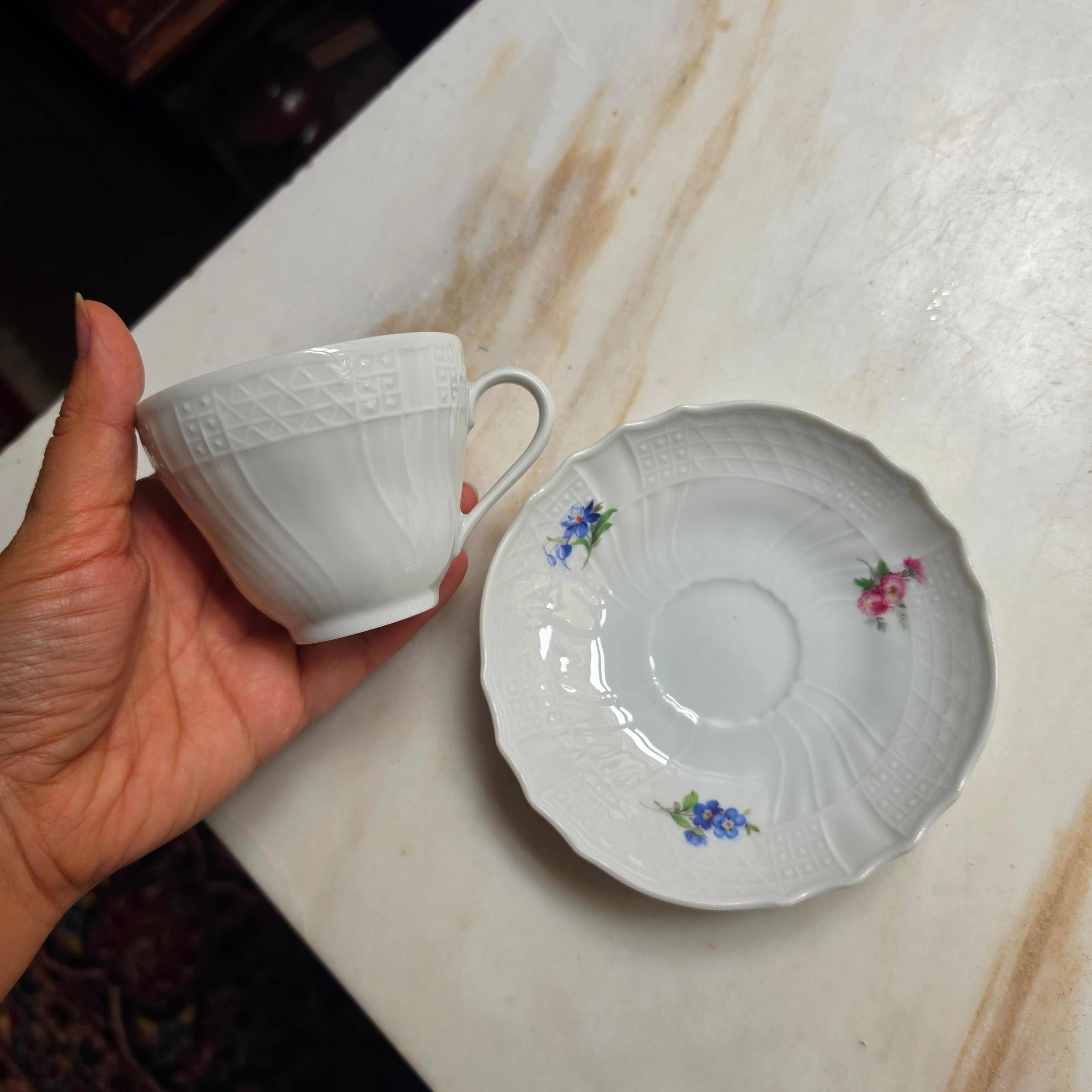 Vintage Hutschenreuther Dresden Kaffeetasse mit Untertasse – Feines Porzellan mit Blumendekor & Relief